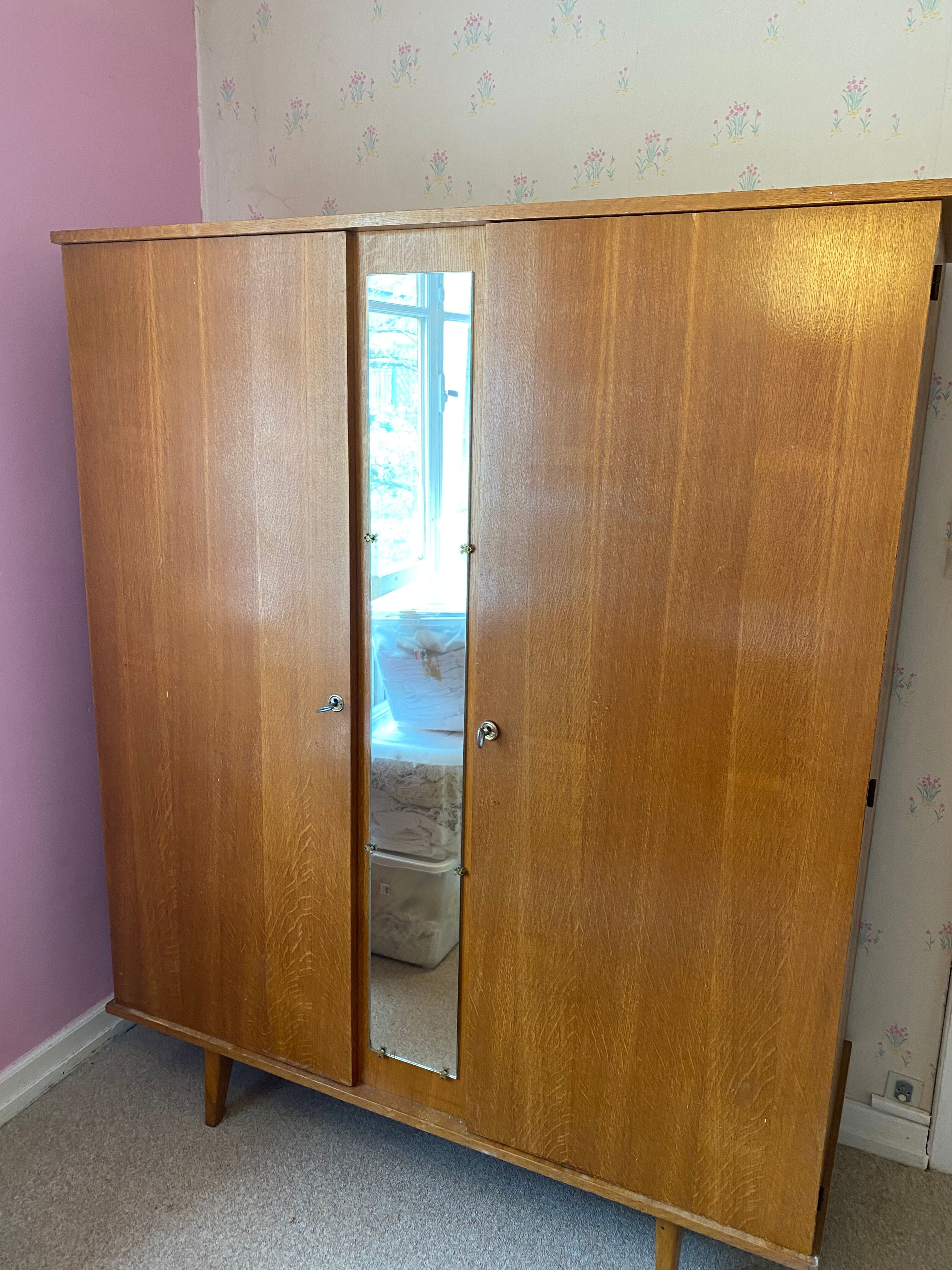 Wardrobe with a vintage 60s ice cream
