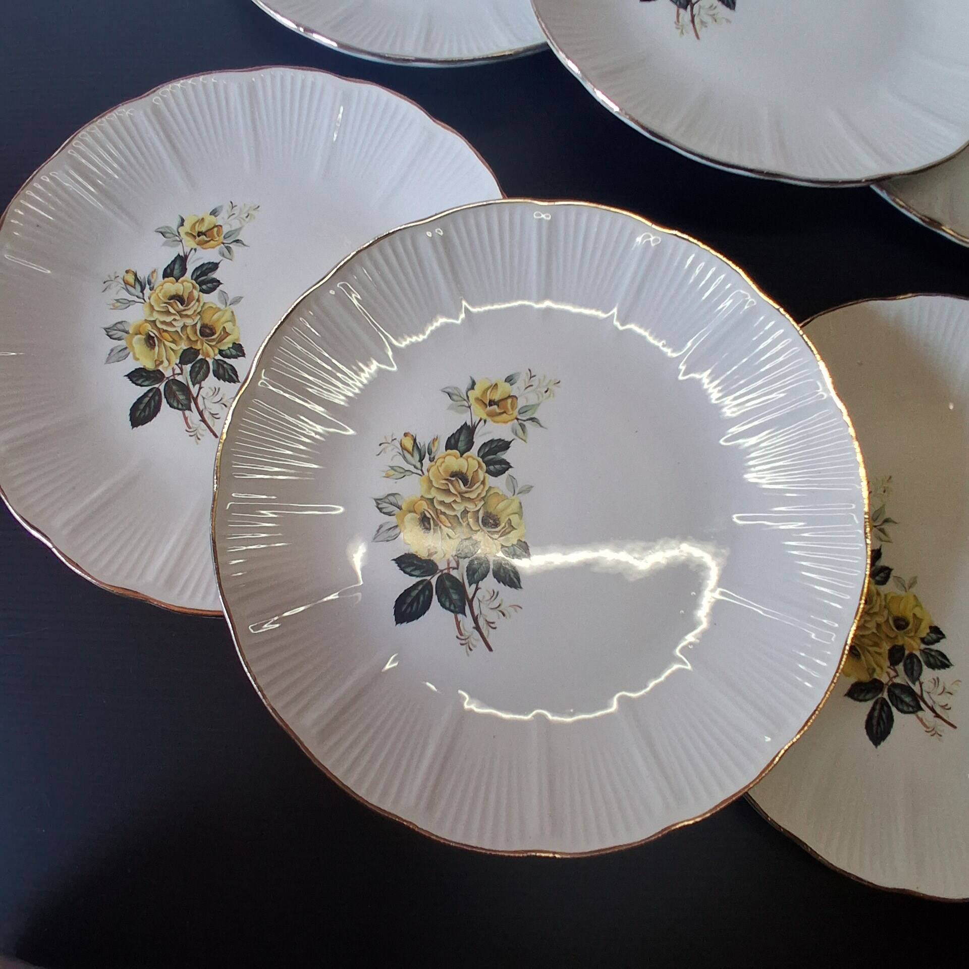 Set of 6 vintage dessert plates from L'Amandinoise in good condition.