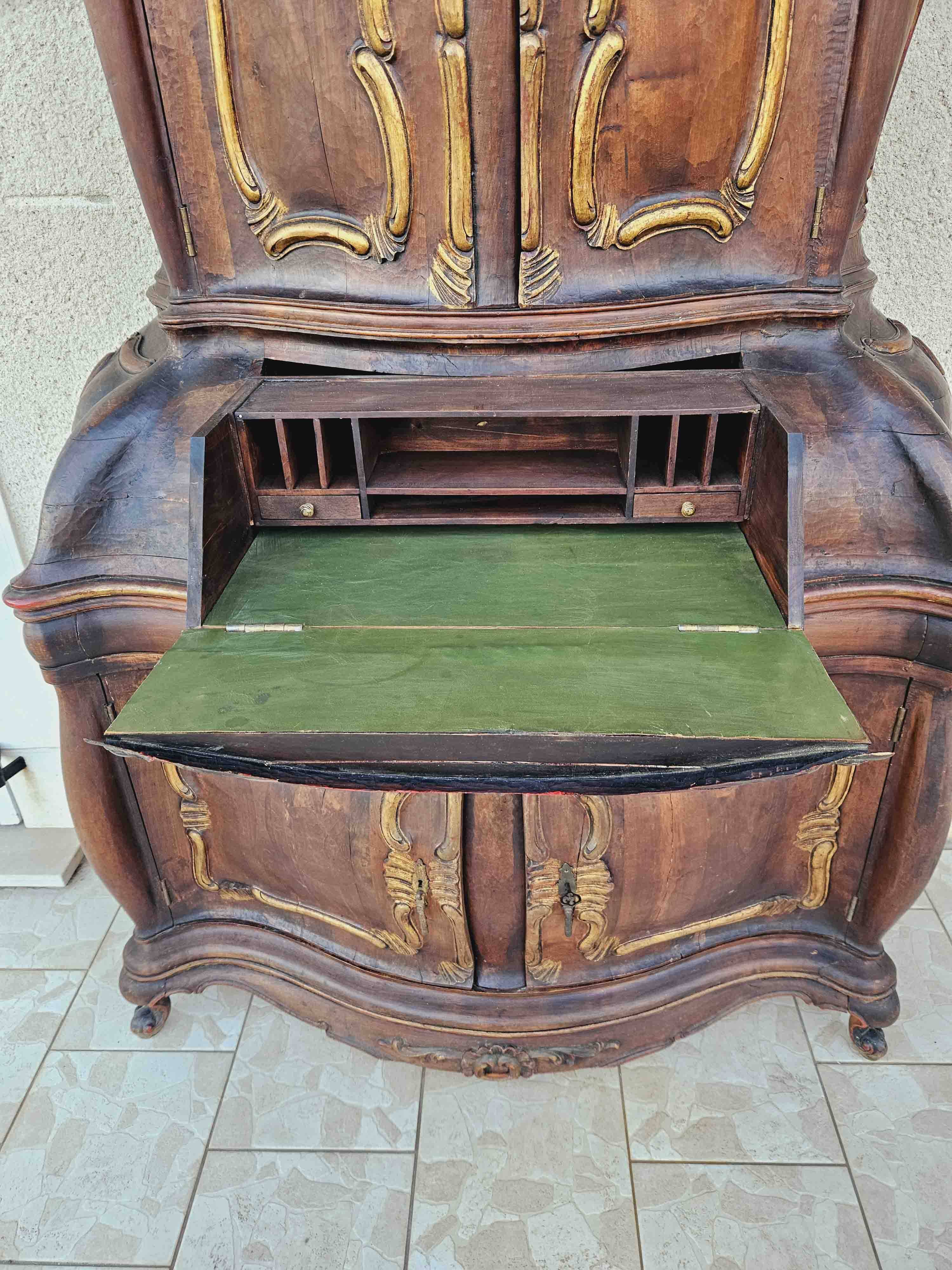 Rounded buffet in venetian baroque style