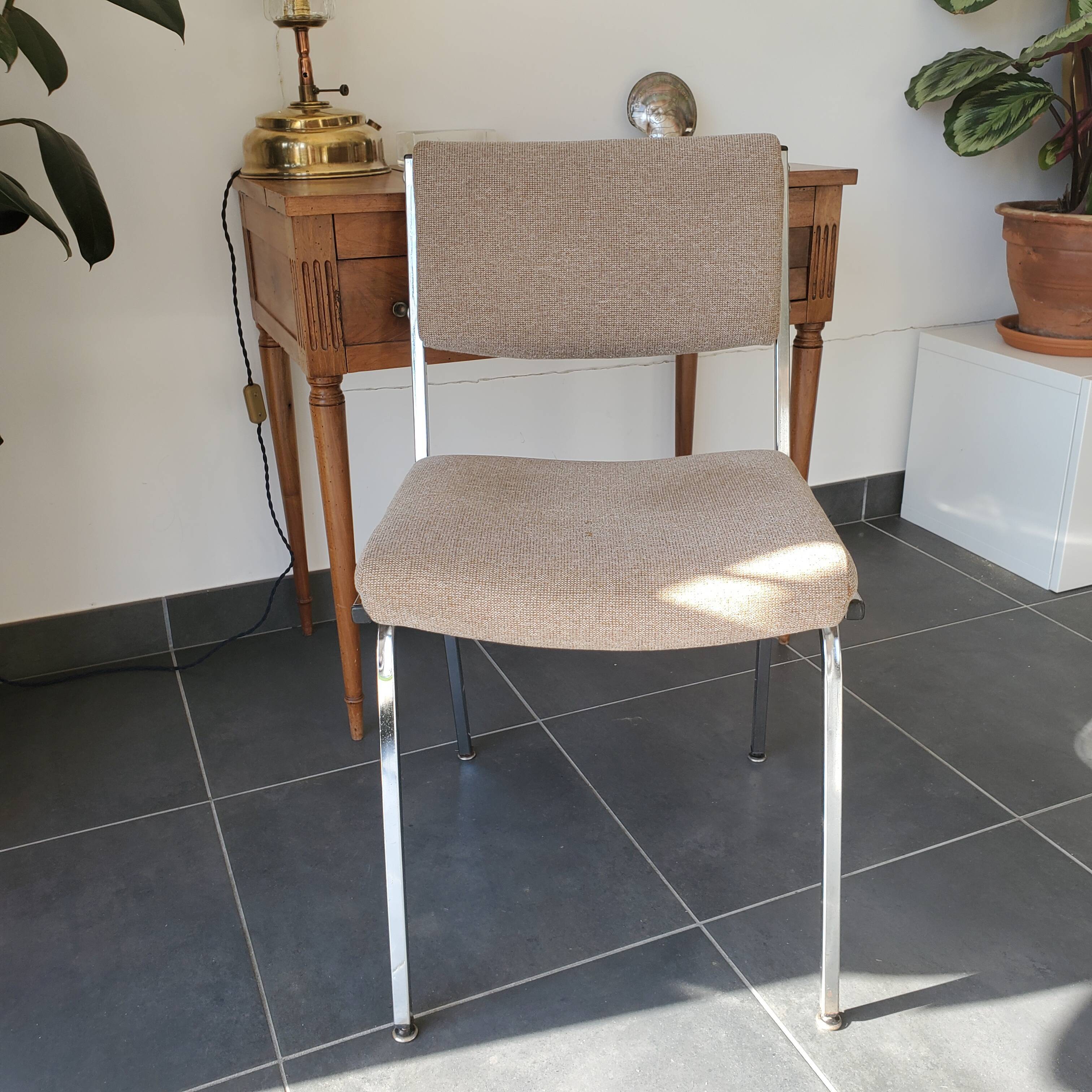 Chaise inclinée métal et assise tissu