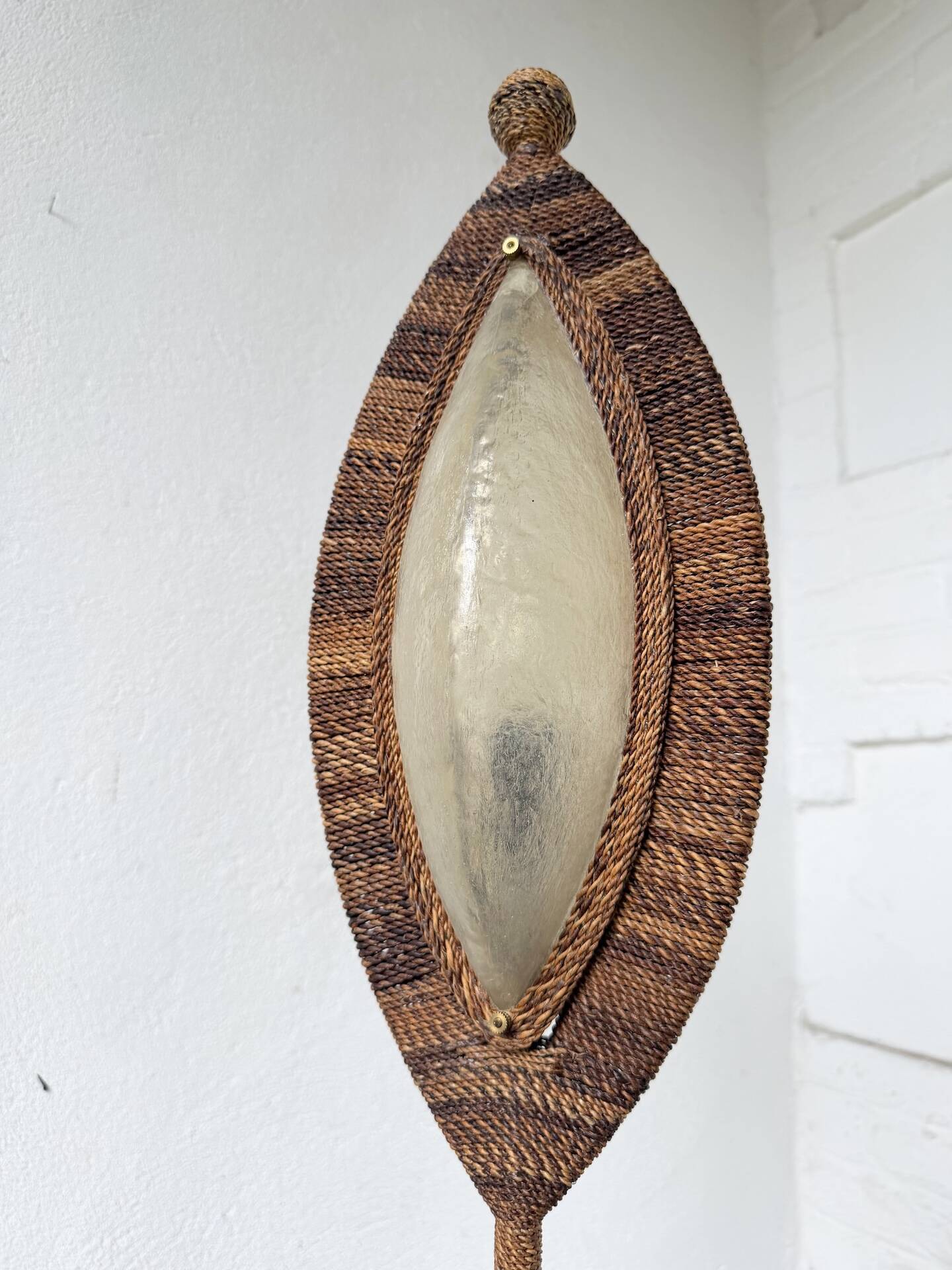 Lampadaire bronze et corde 1970