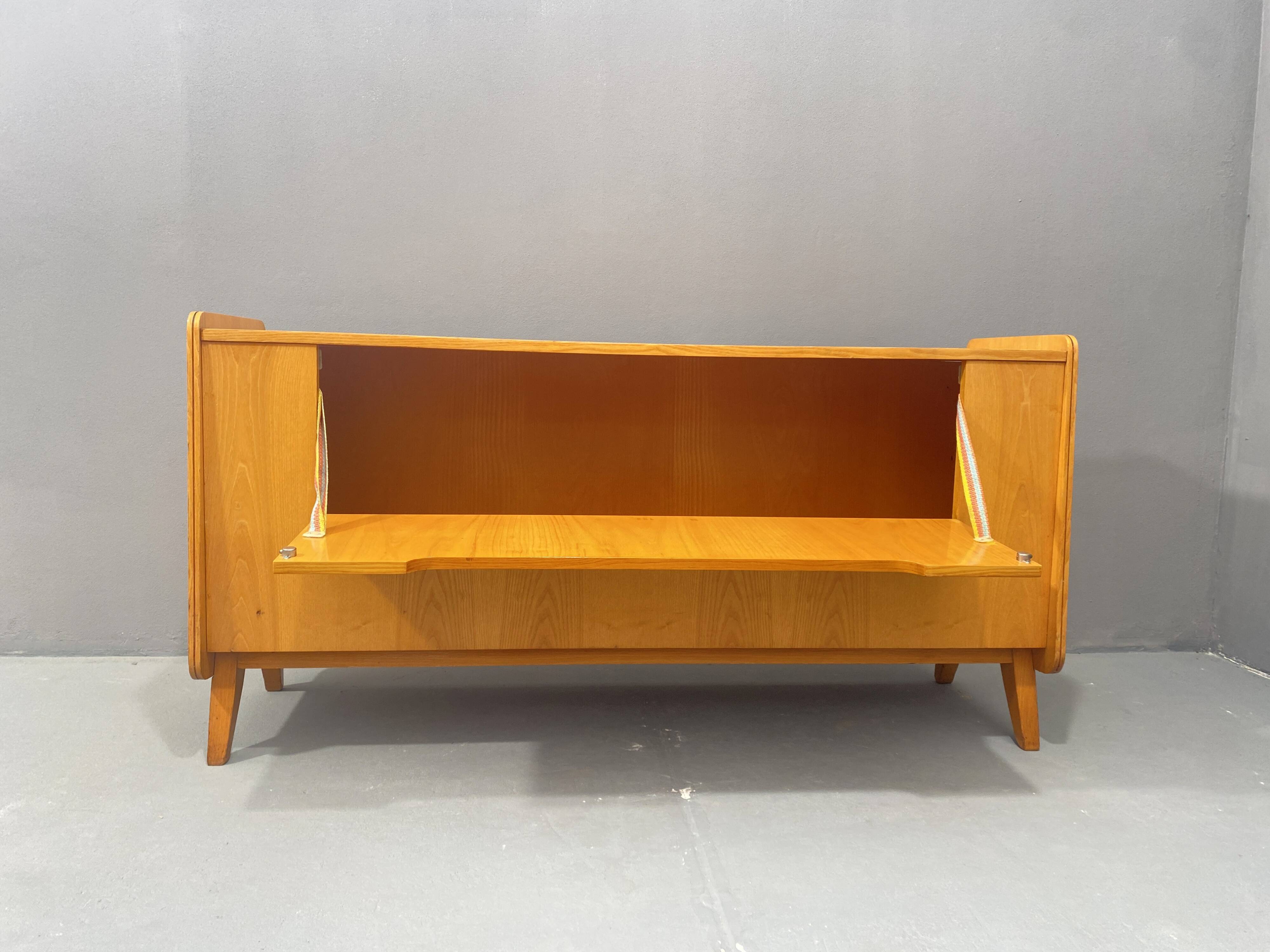 Commode vintage en bois de frêne par F.Jirák pour Tatra, 1960, Tchécoslovaquie