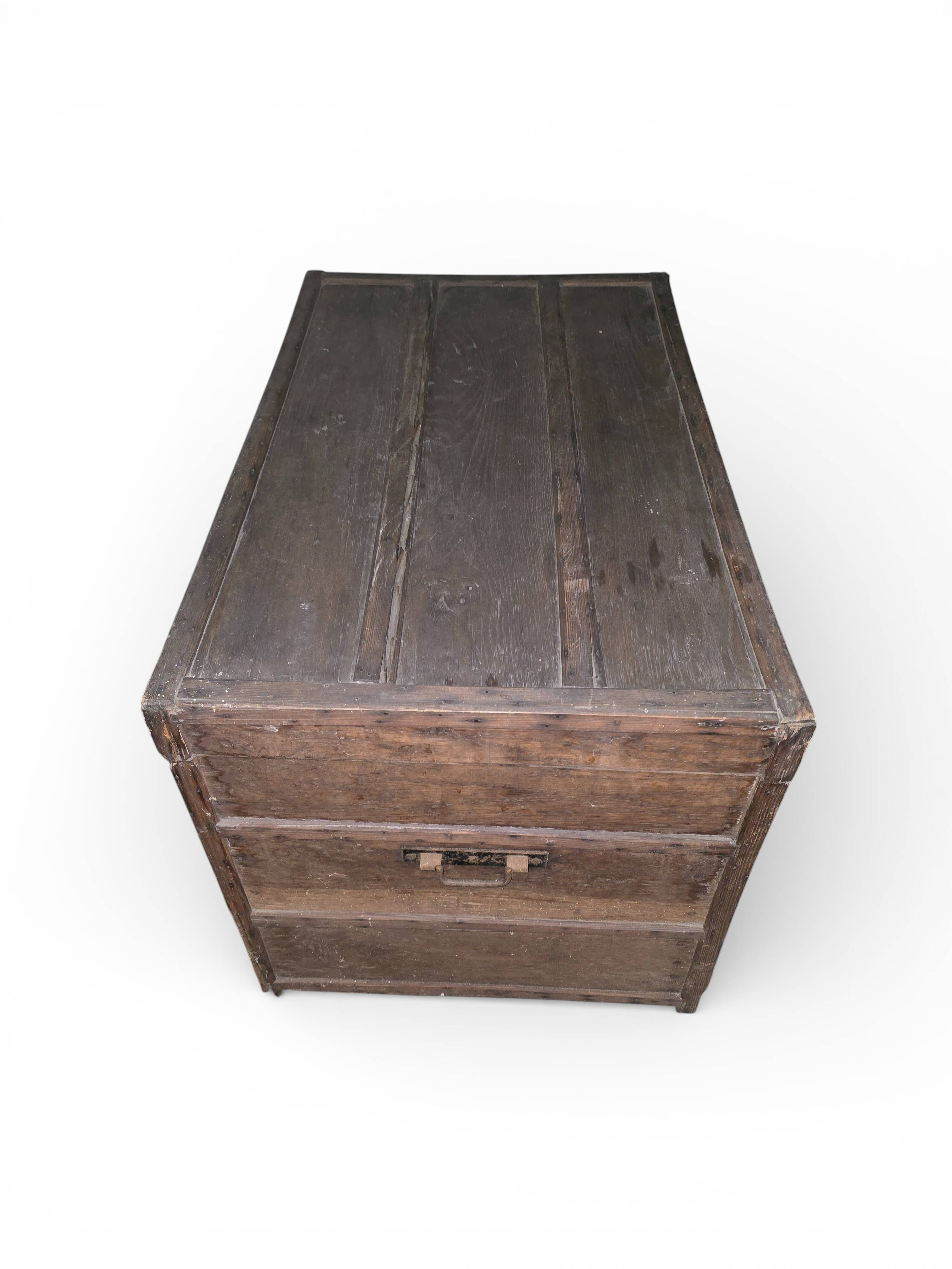 Old trunk / storage chest – rustic chic – solid wood