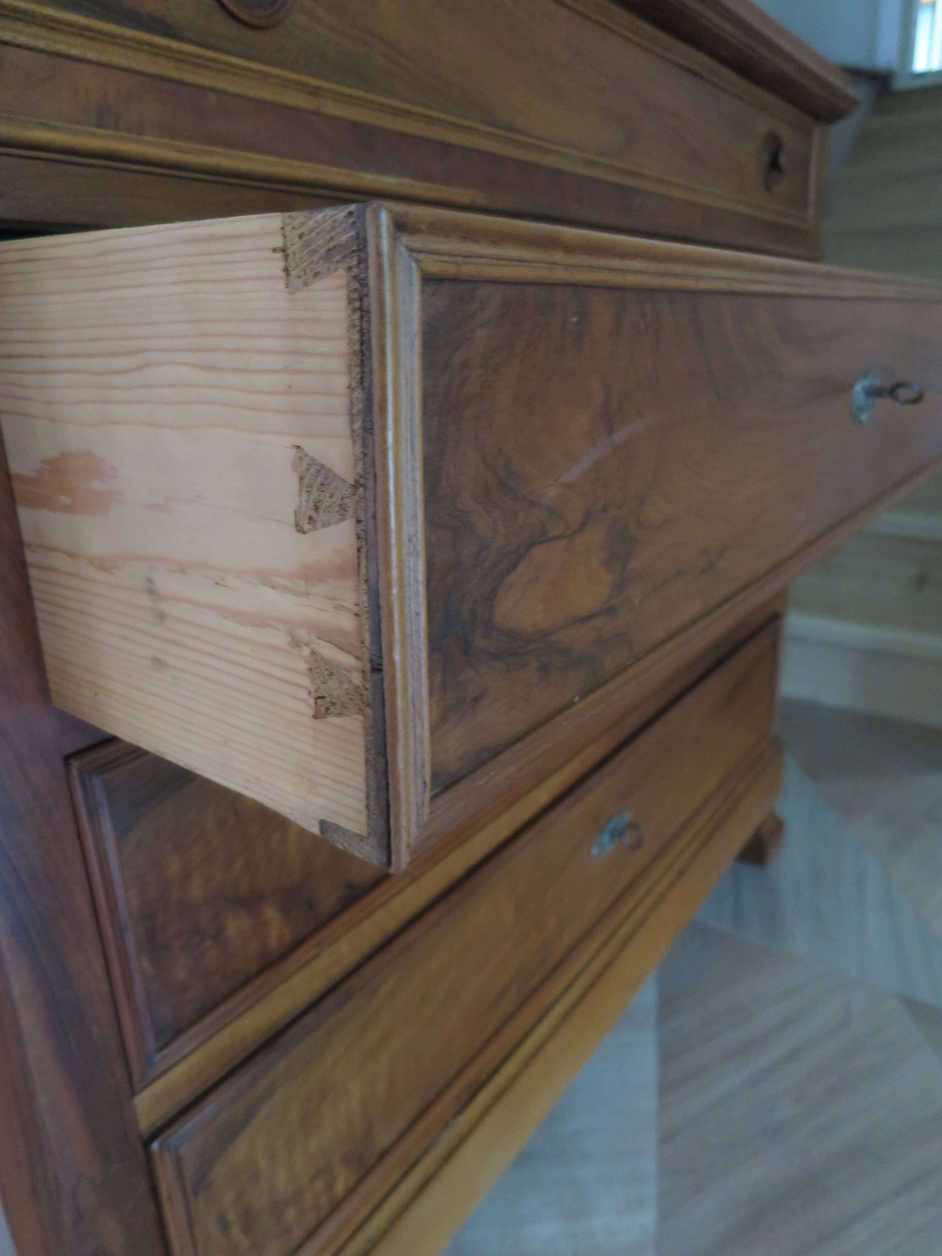 Rare - Pretty old chest of drawers with 4 drawers and 3 locks - In walnut - 1930