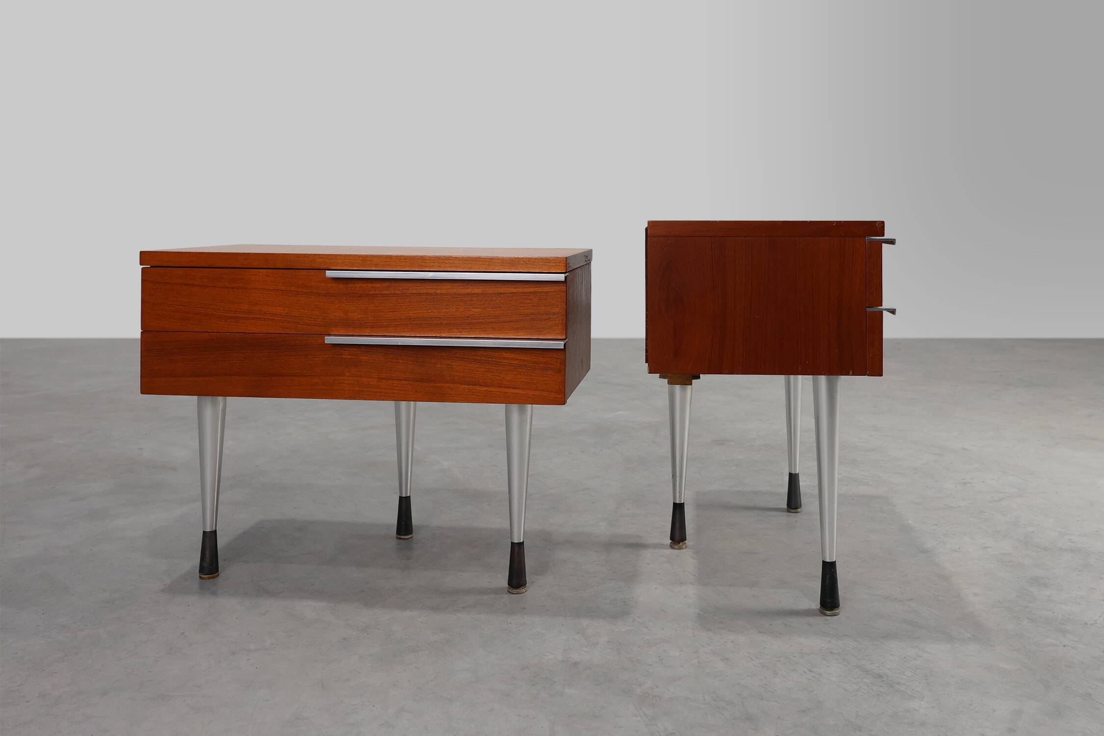 Table de nuit française moderne du milieu du siècle en placage teal et chrome, années 1960.