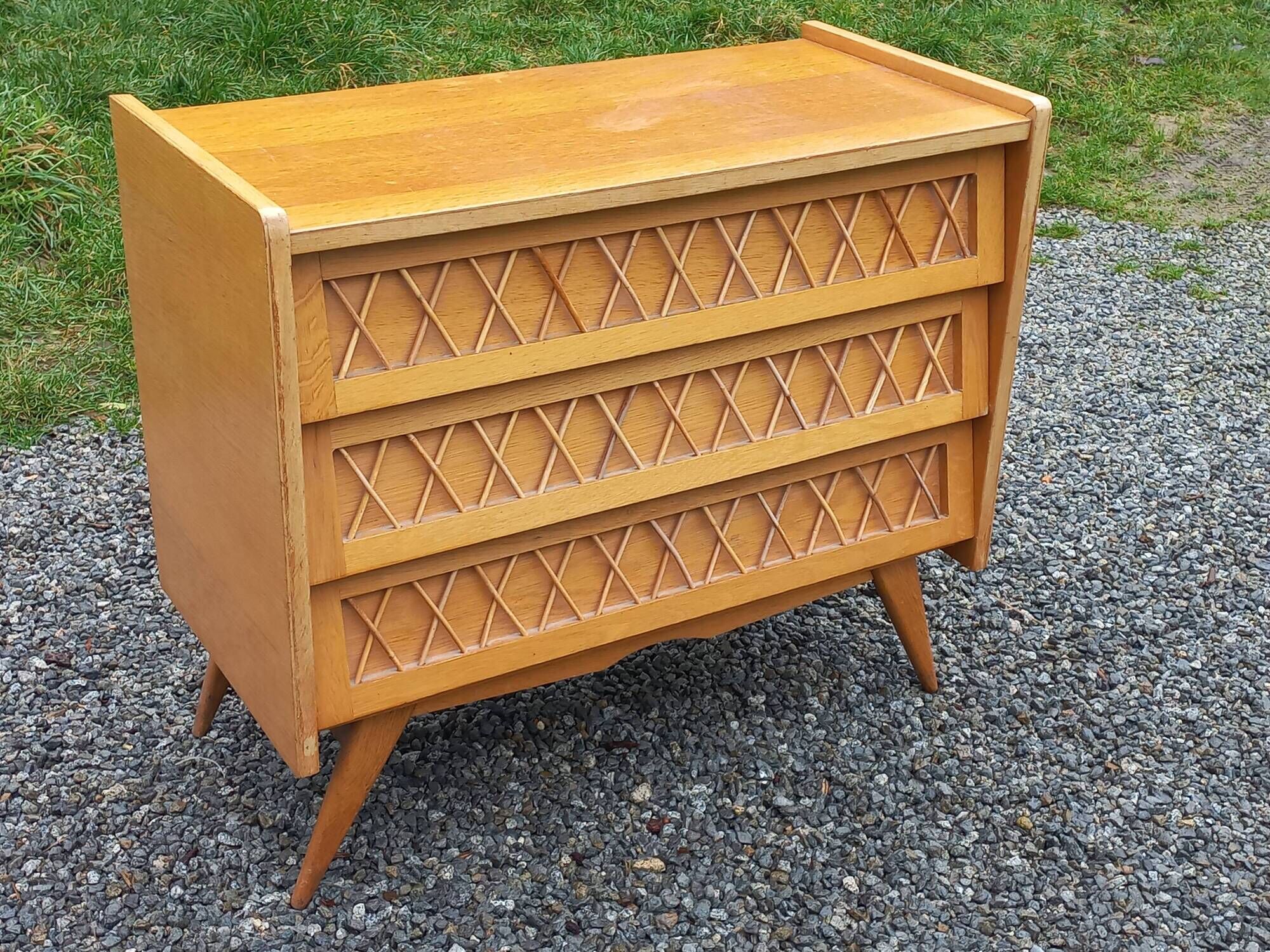 Vintage chest of drawers in light oak and rattan with tapered legs, 3 drawers from the 1950s.