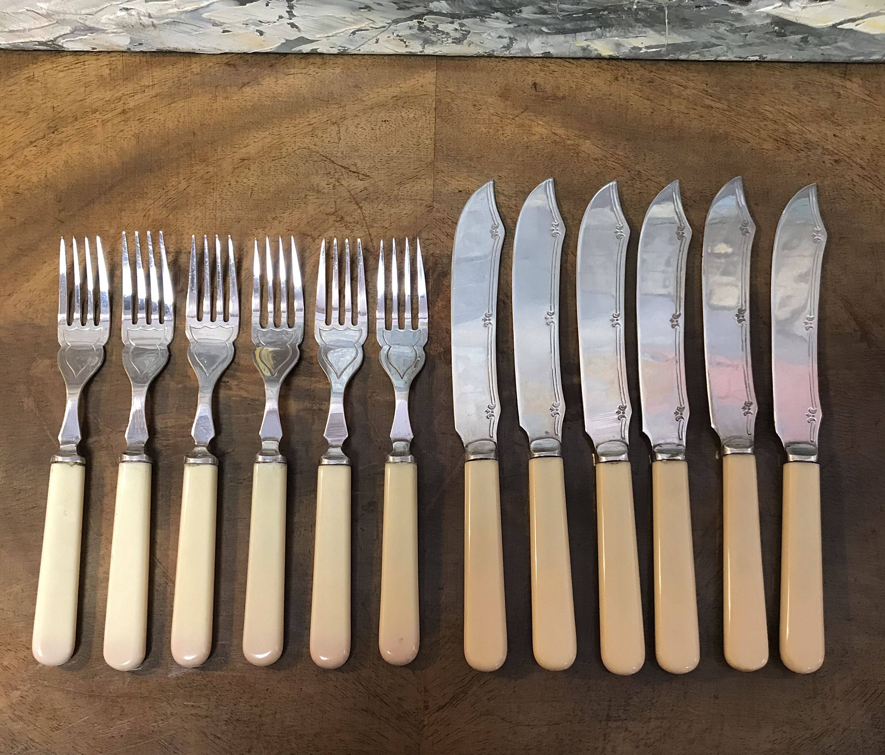 Silver-plated metal fish cutlery set consisting of 6 forks and 6 knives