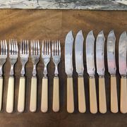 Silver-plated metal fish cutlery set consisting of 6 forks and 6 knives