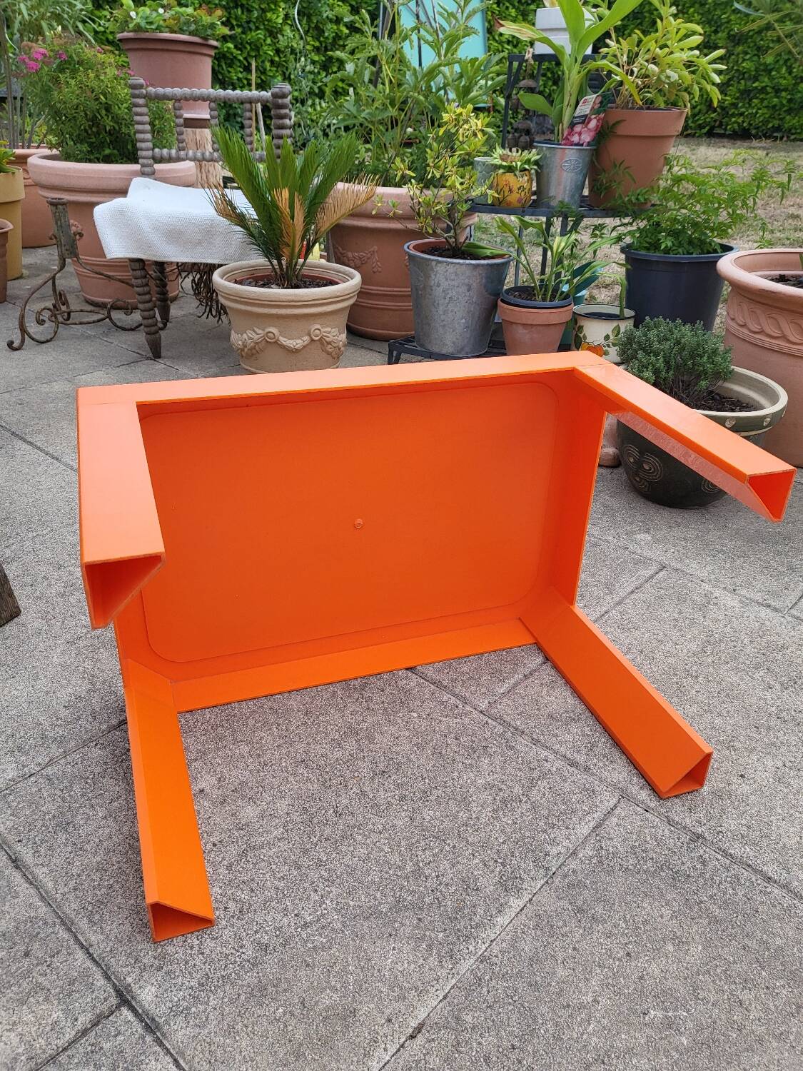 Table basse en plastique orange
