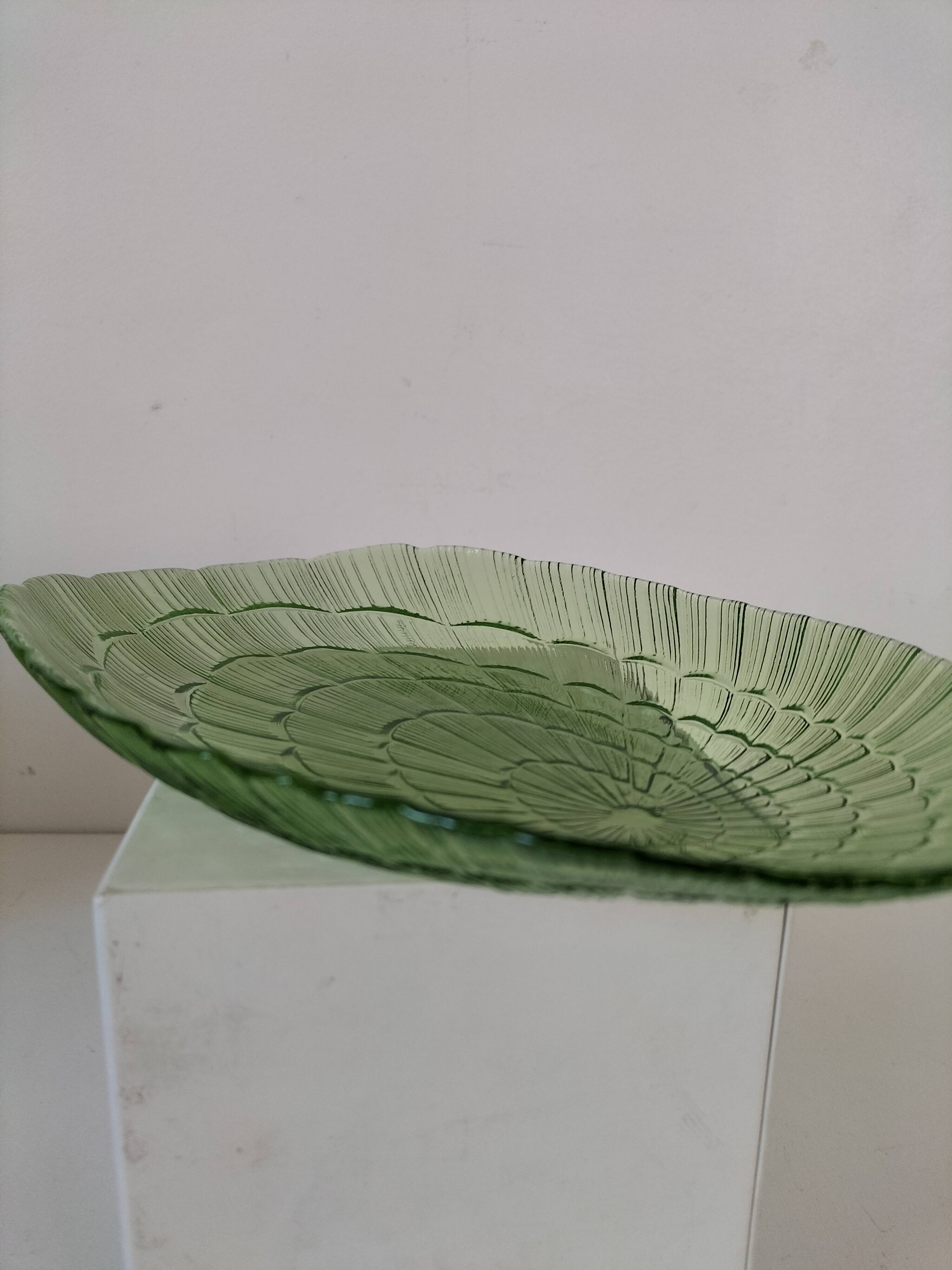 Oval glass shell-shaped dish