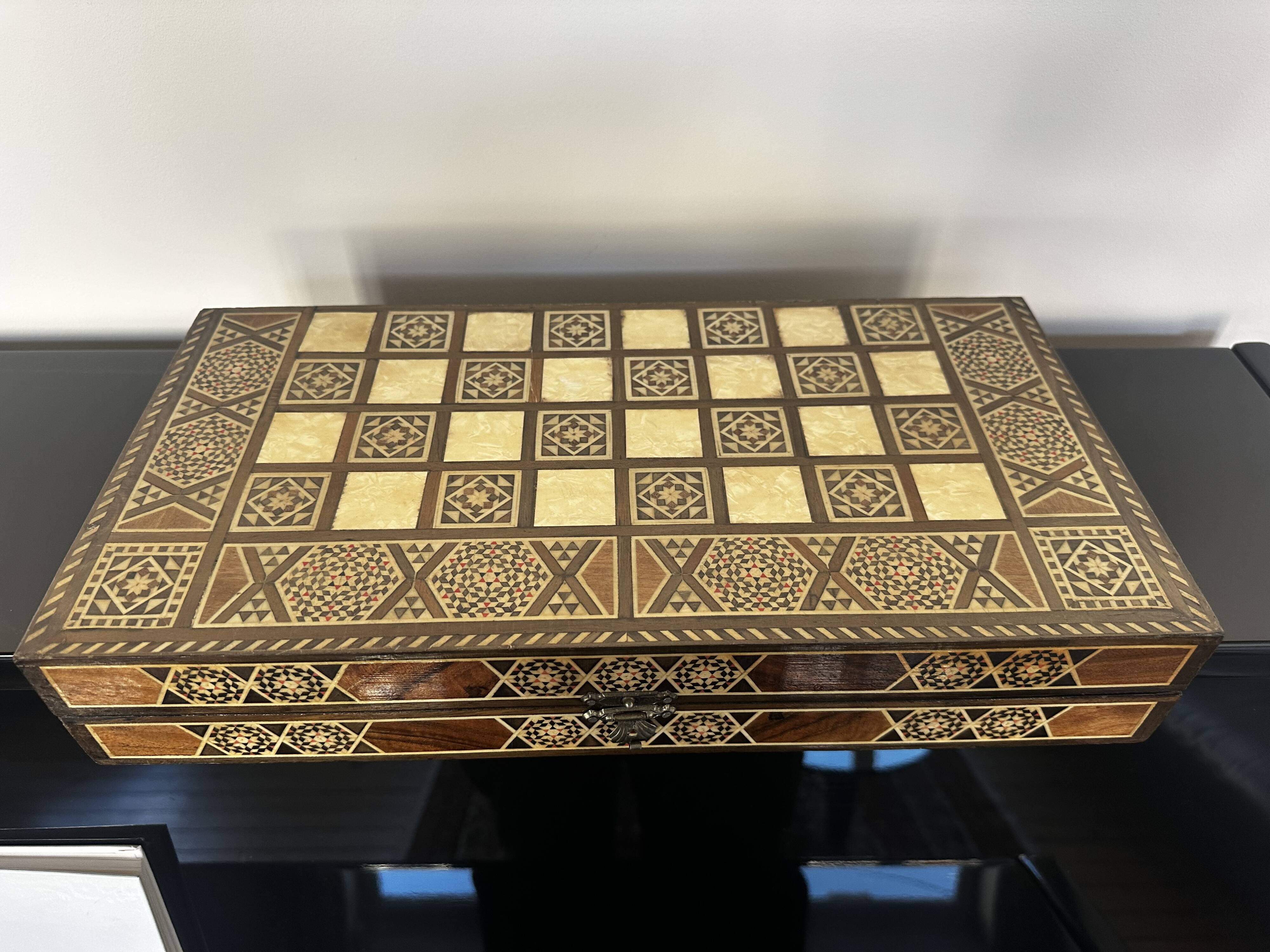 Jeu de Backgammon ancien en Bois Marqueté Syrien