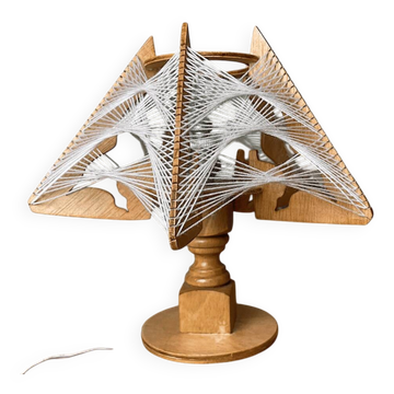 Lampe de table en bois géométrique et en fil artistique.