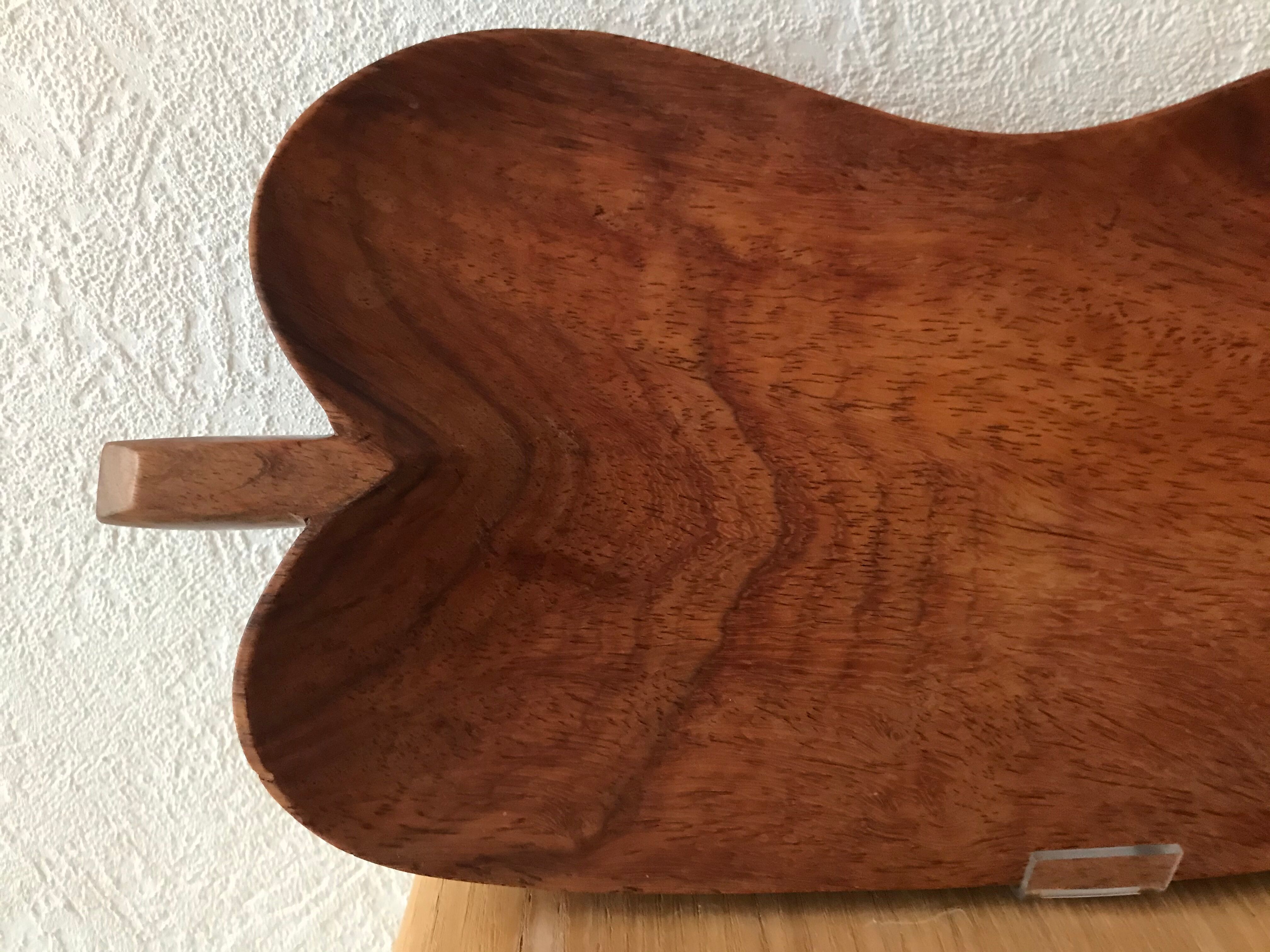 Plat en bois en forme de feuille
