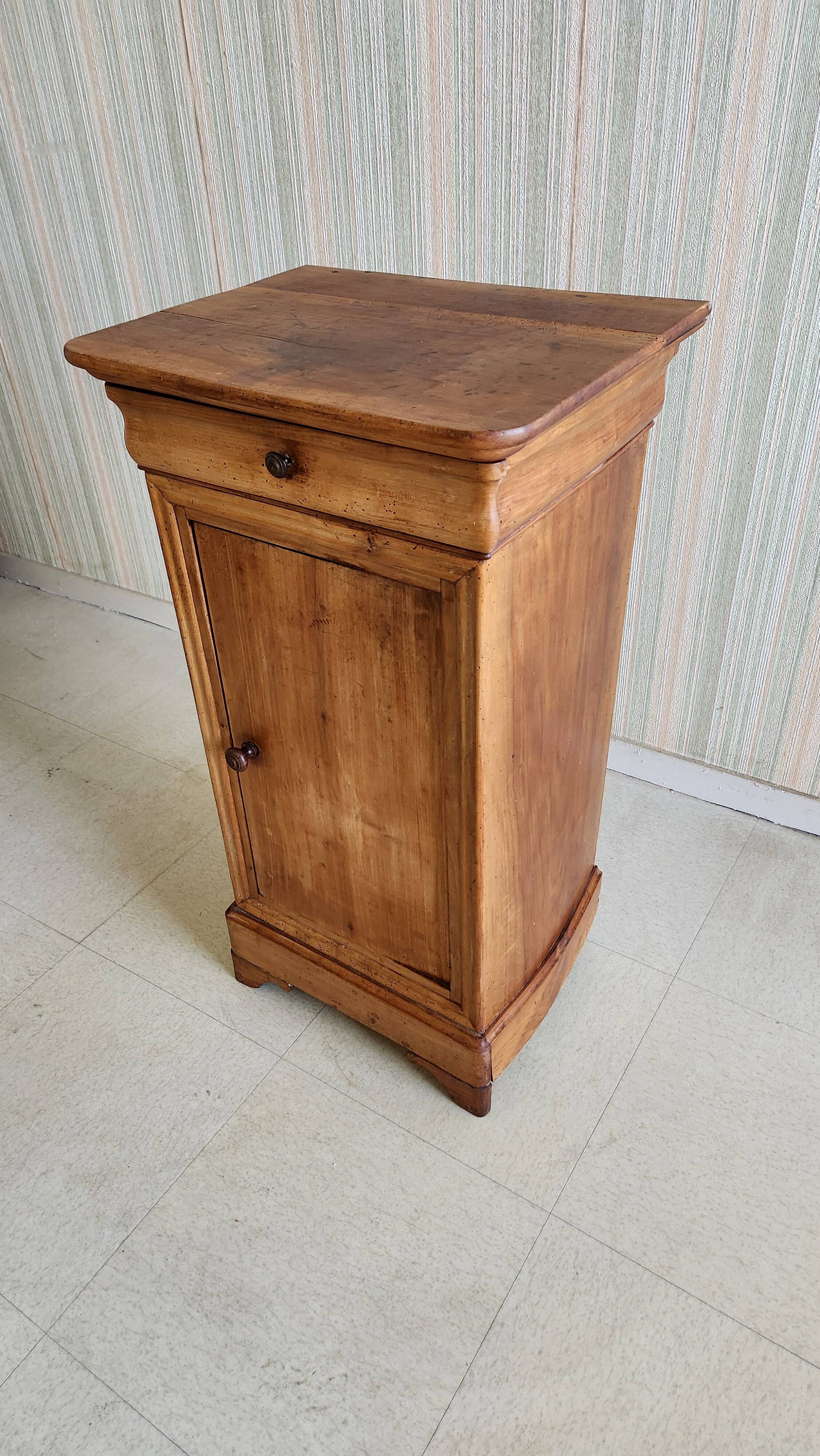 Table de nuit (chevet) ancien en bois