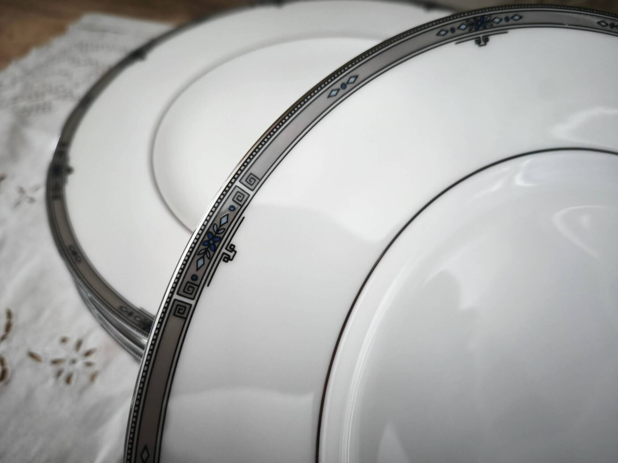 Set of 6 flat plates in English porcelain Wedgewood model Amherst.