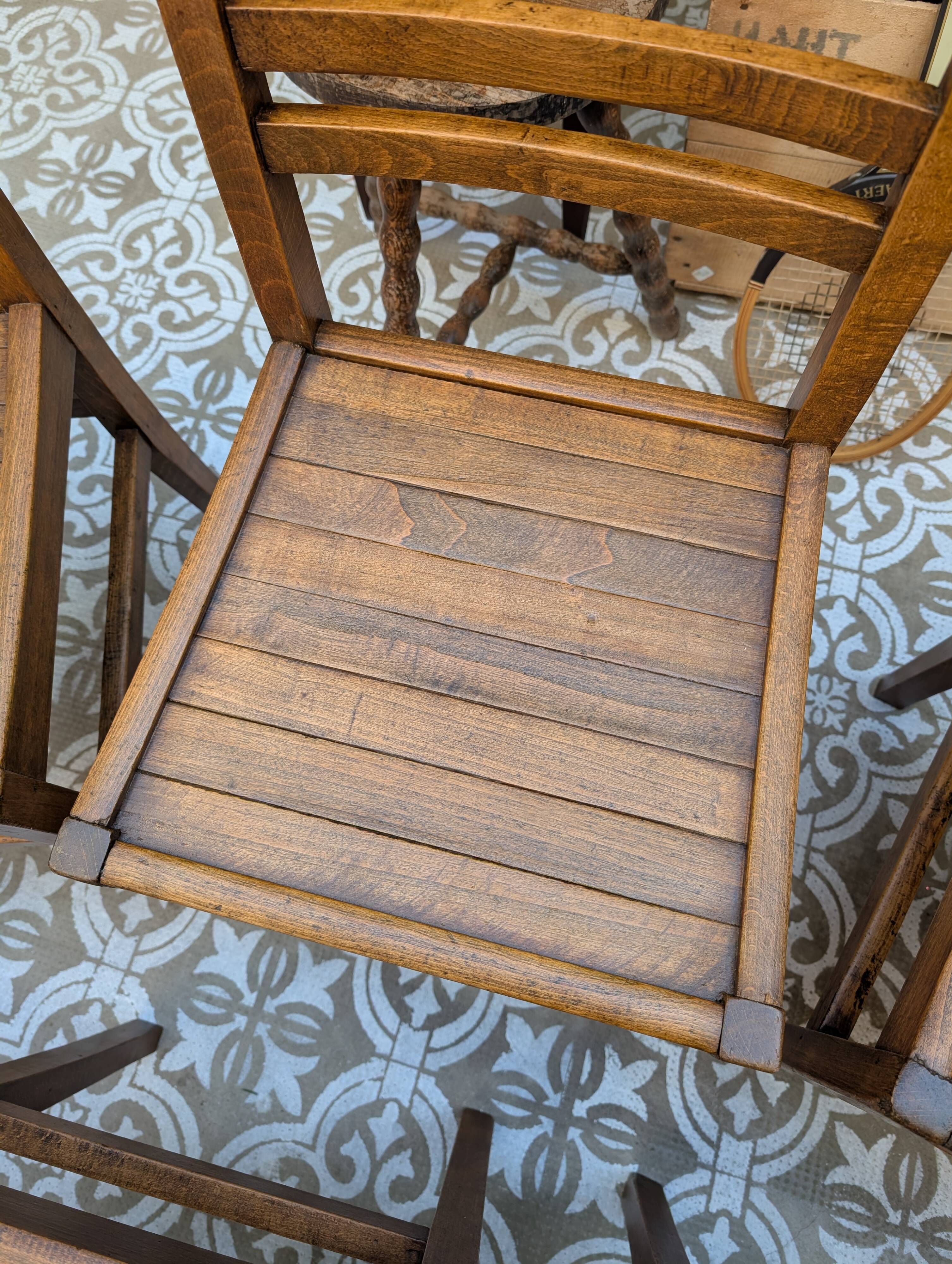 Set of reconstruction chairs