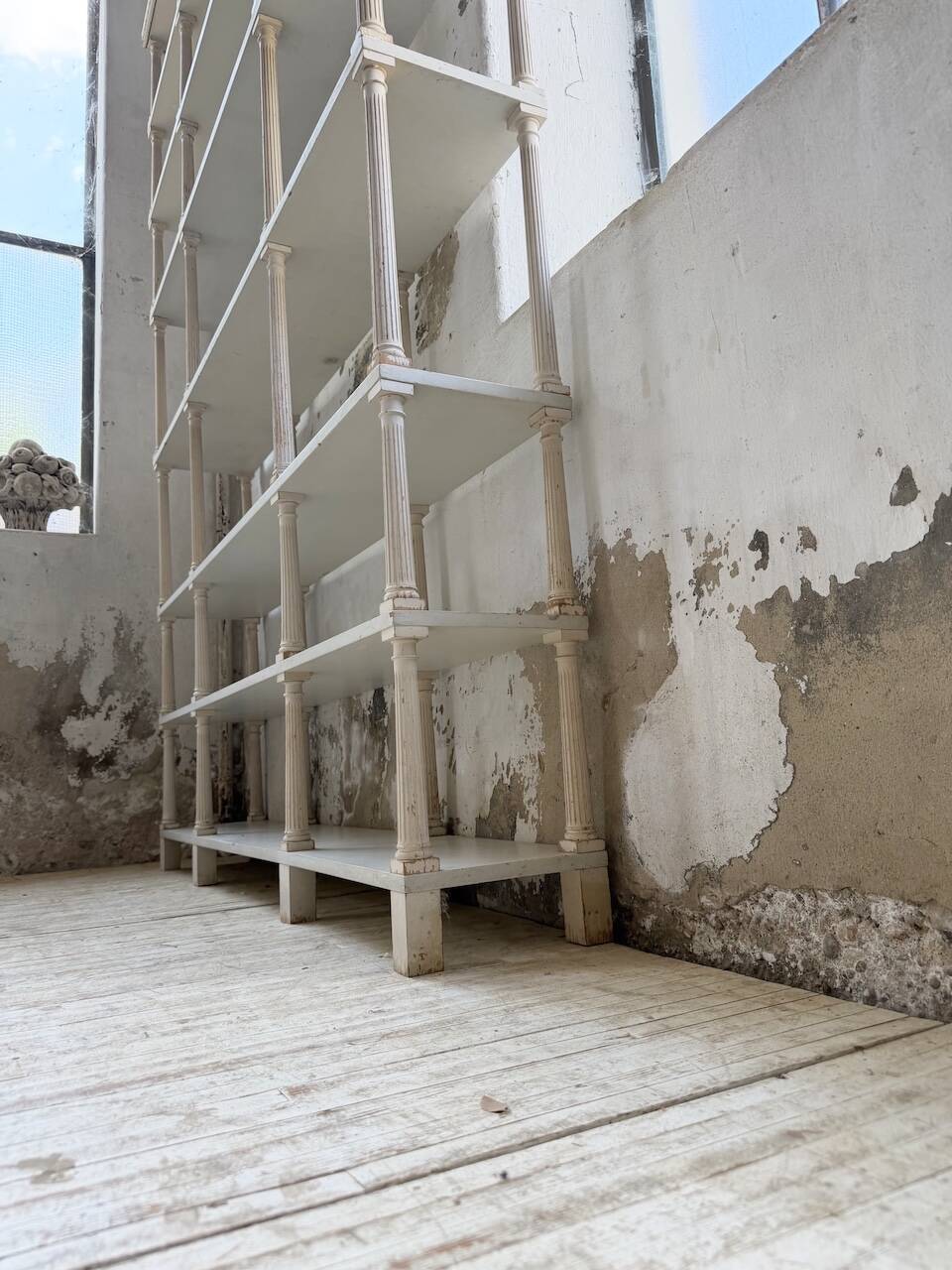 Bibliothèque, étagère XL Napoléon en bois patiné blanc