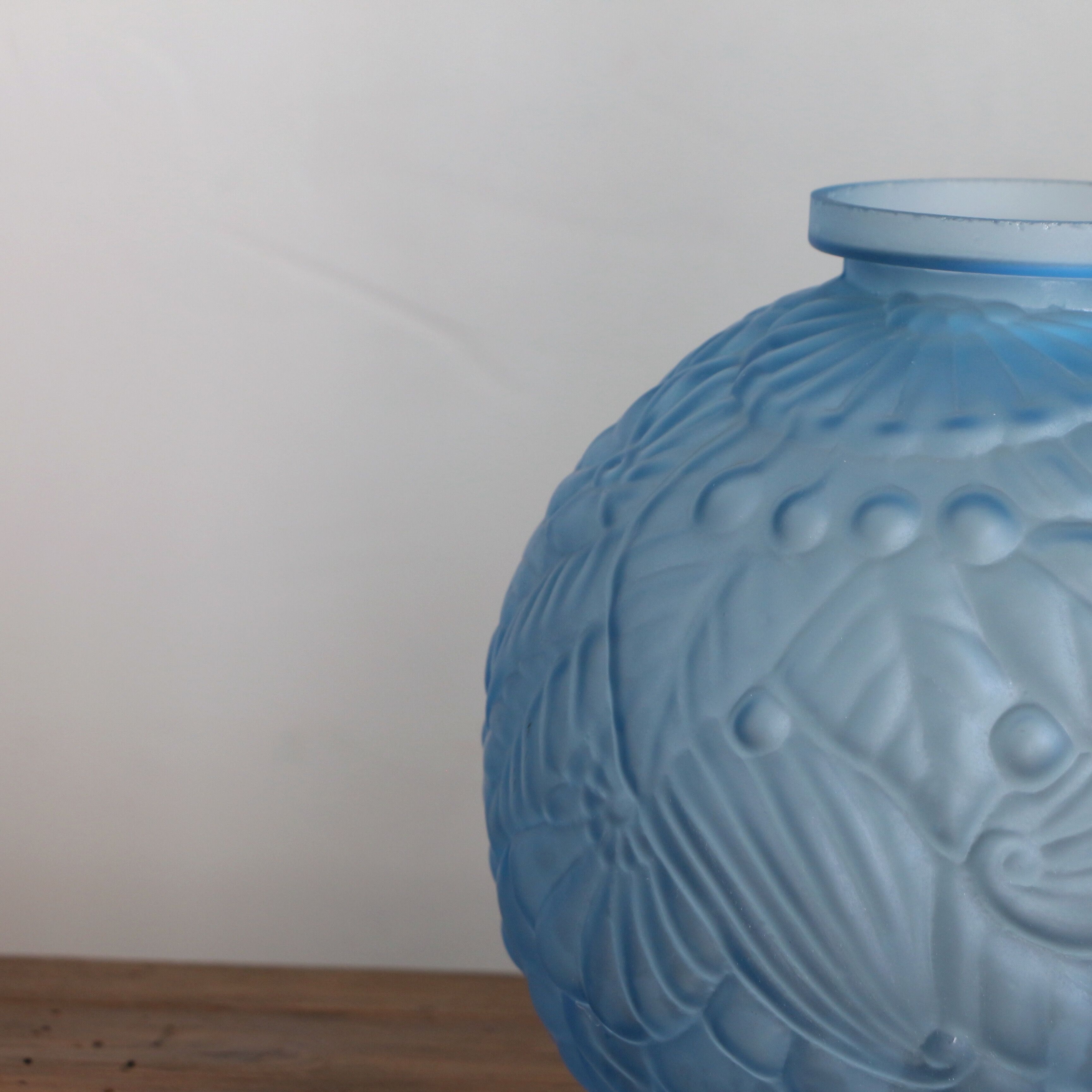 Vase ball art deco in blue glass