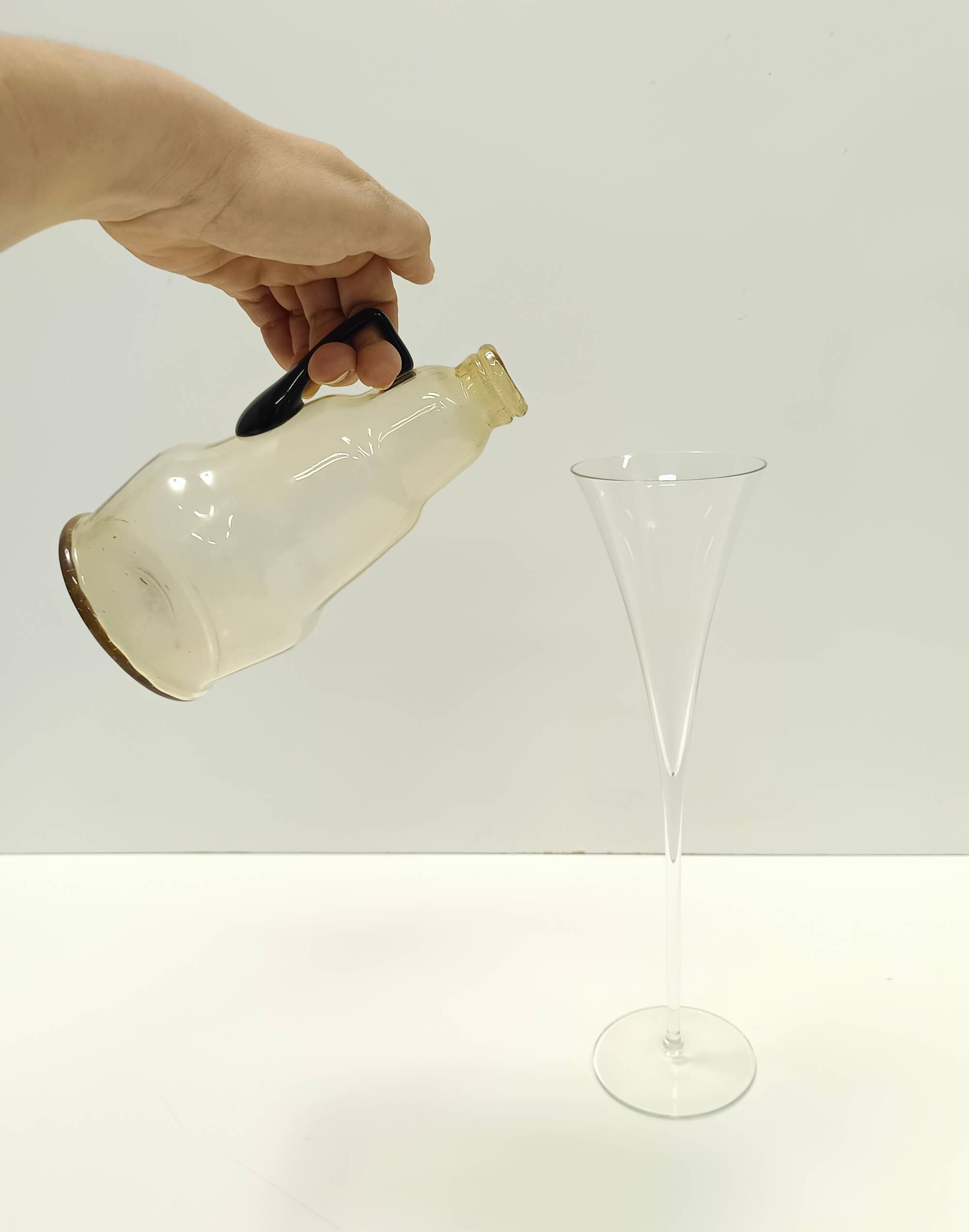 Pichet / vase en verre de Murano de couleur paille attribué à Vittorio Zecchin, Italie