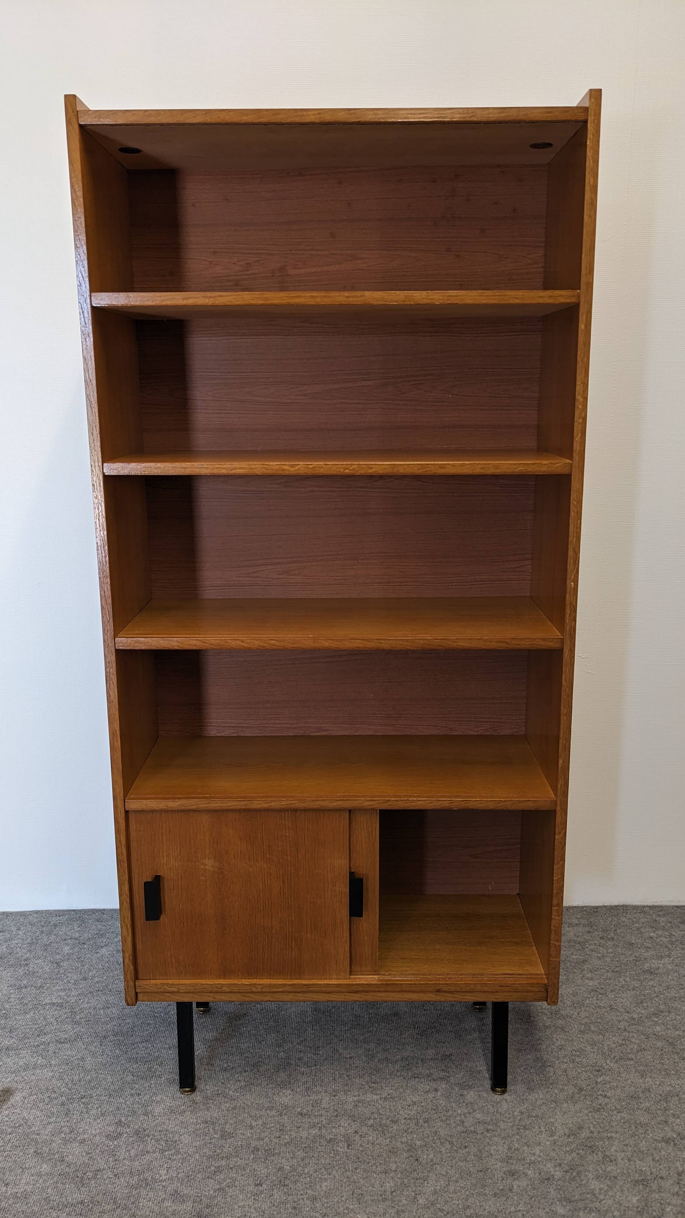 Modernist bookcase in blond oak, 1950s-1960s