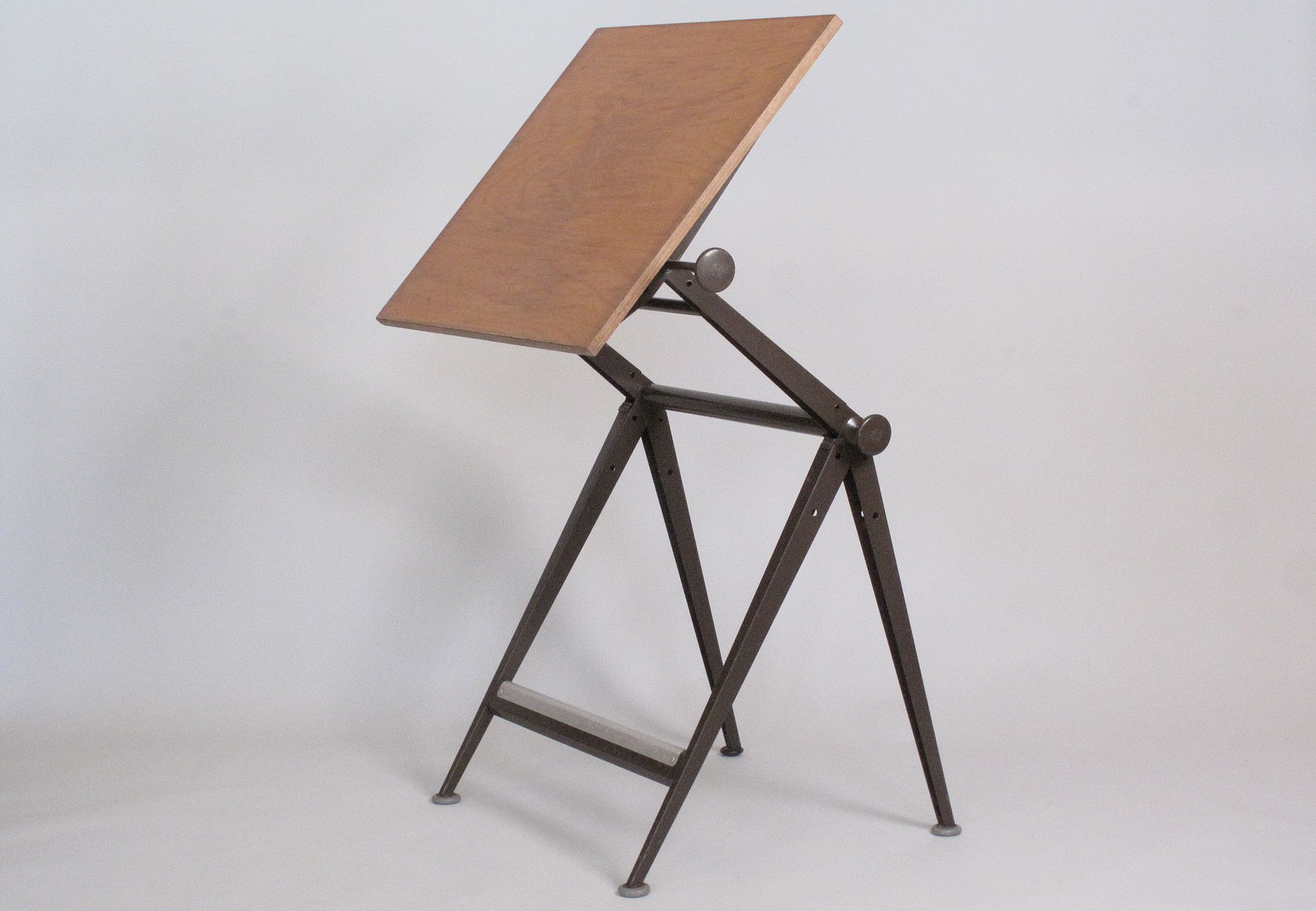 Reply Table by Friso Kramer for Ahrend