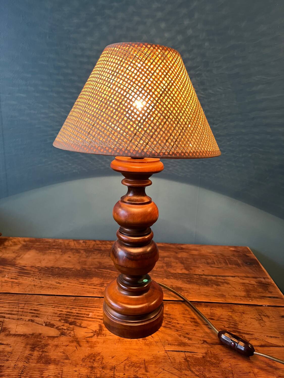 Wooden foot table lamp