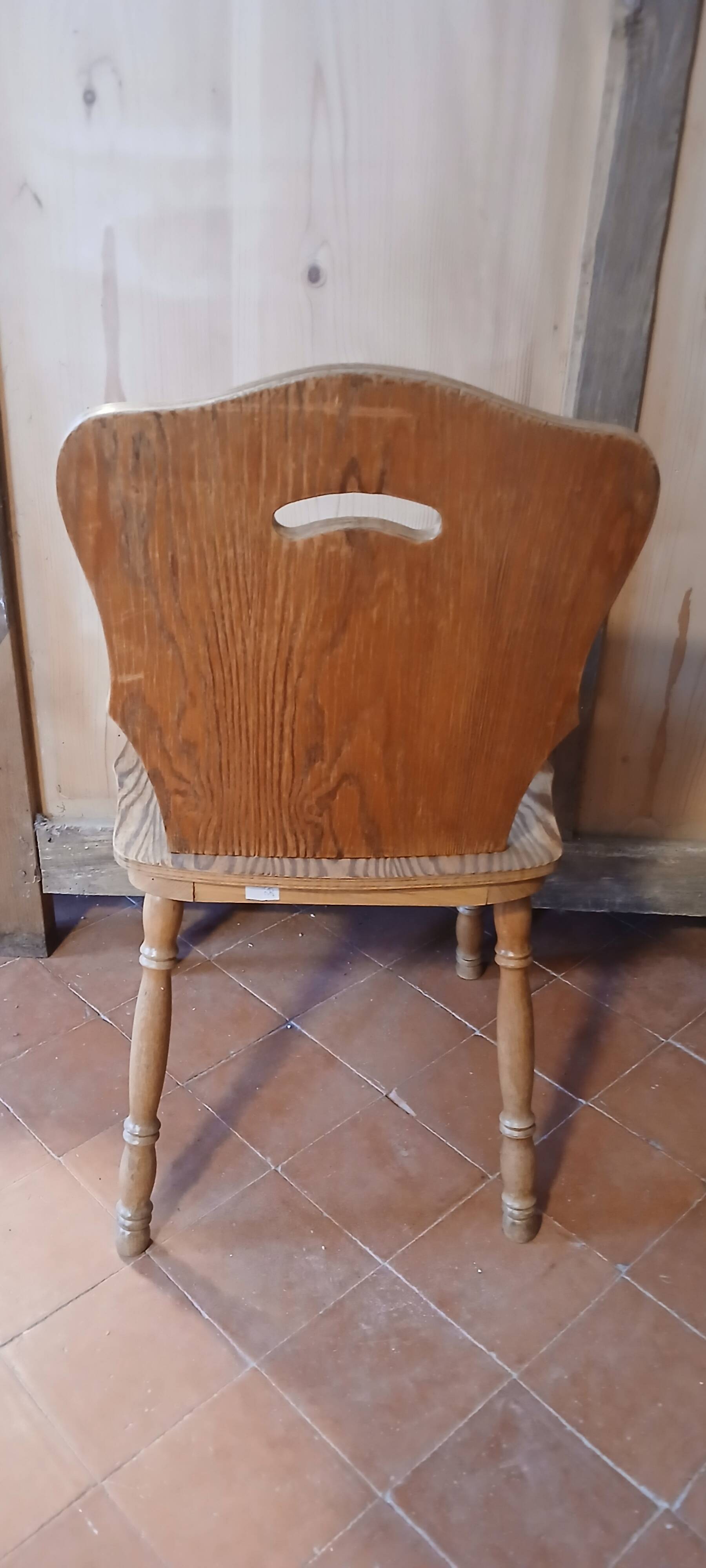 Vieille chaise en planche