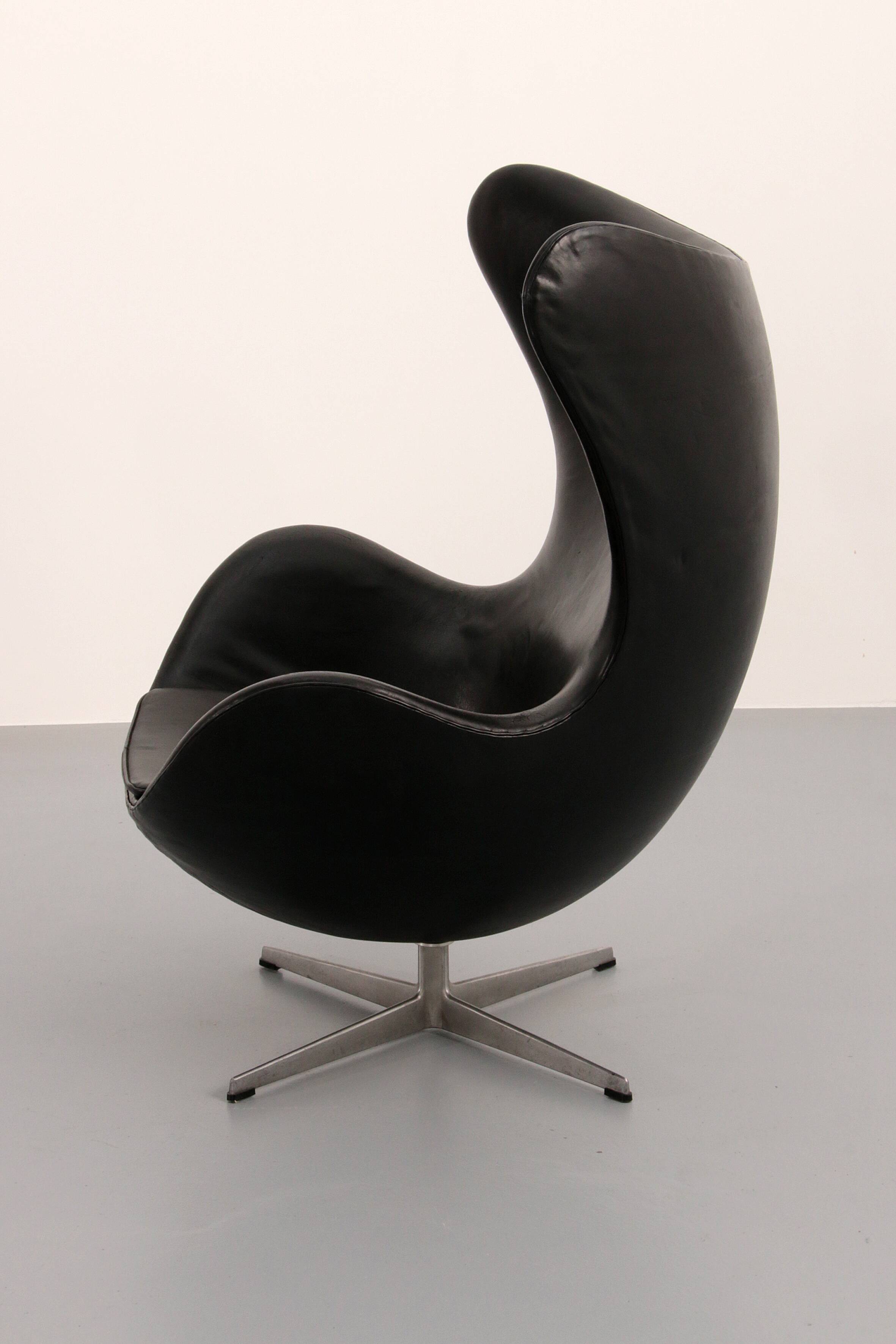 The Egg Chair – Arne Jacobsen, Denmark, 1960 – Black Leather by Fritz Hansen