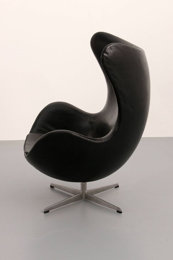 Fauteuil Egg – Arne Jacobsen, Danemark, 1960 – Cuir noir par Fritz Hansen