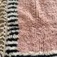 Tapis berbère beni ouraine en laine naturelle à motifs colorés