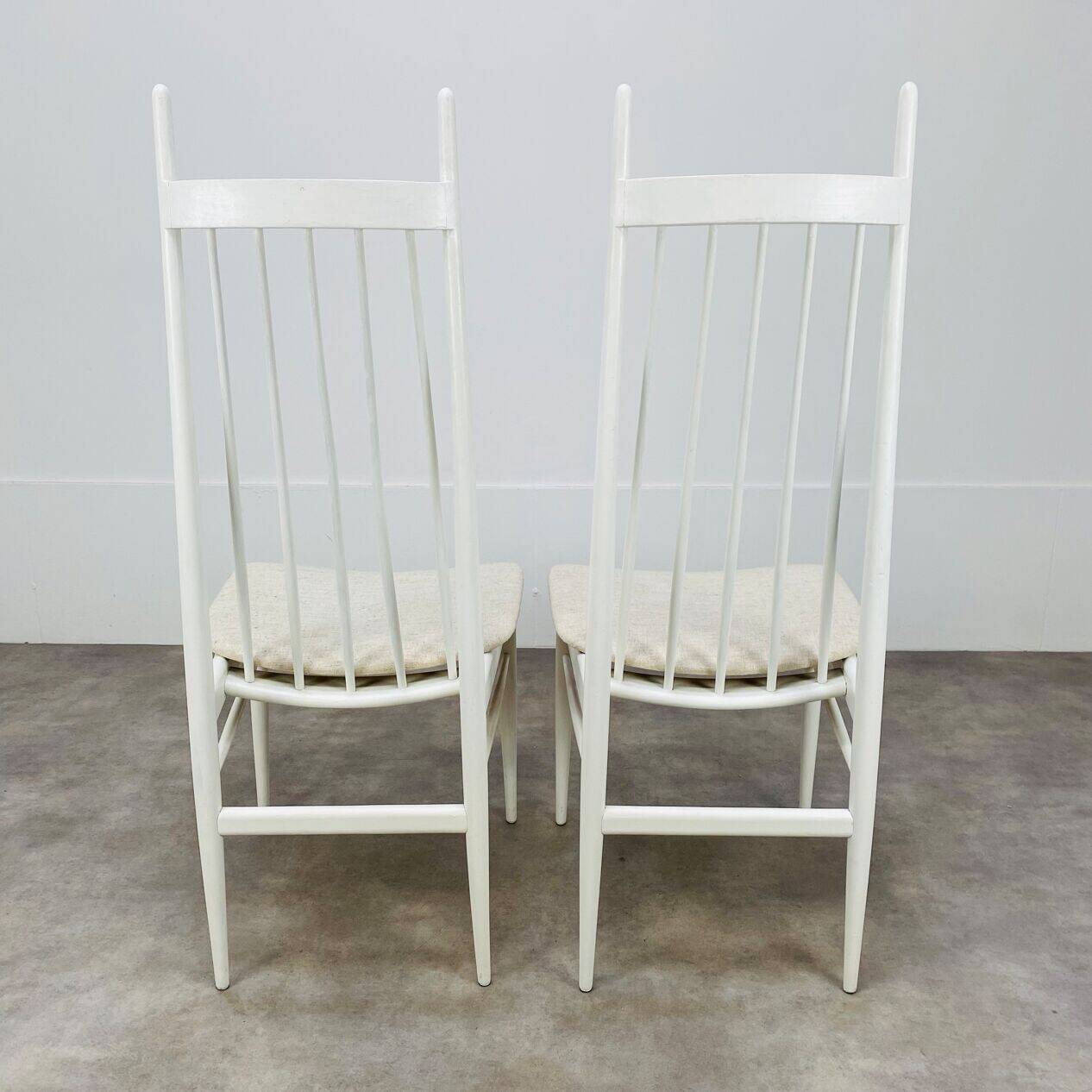 2 Scandinavian slatted chairs, white, from the 1960s.