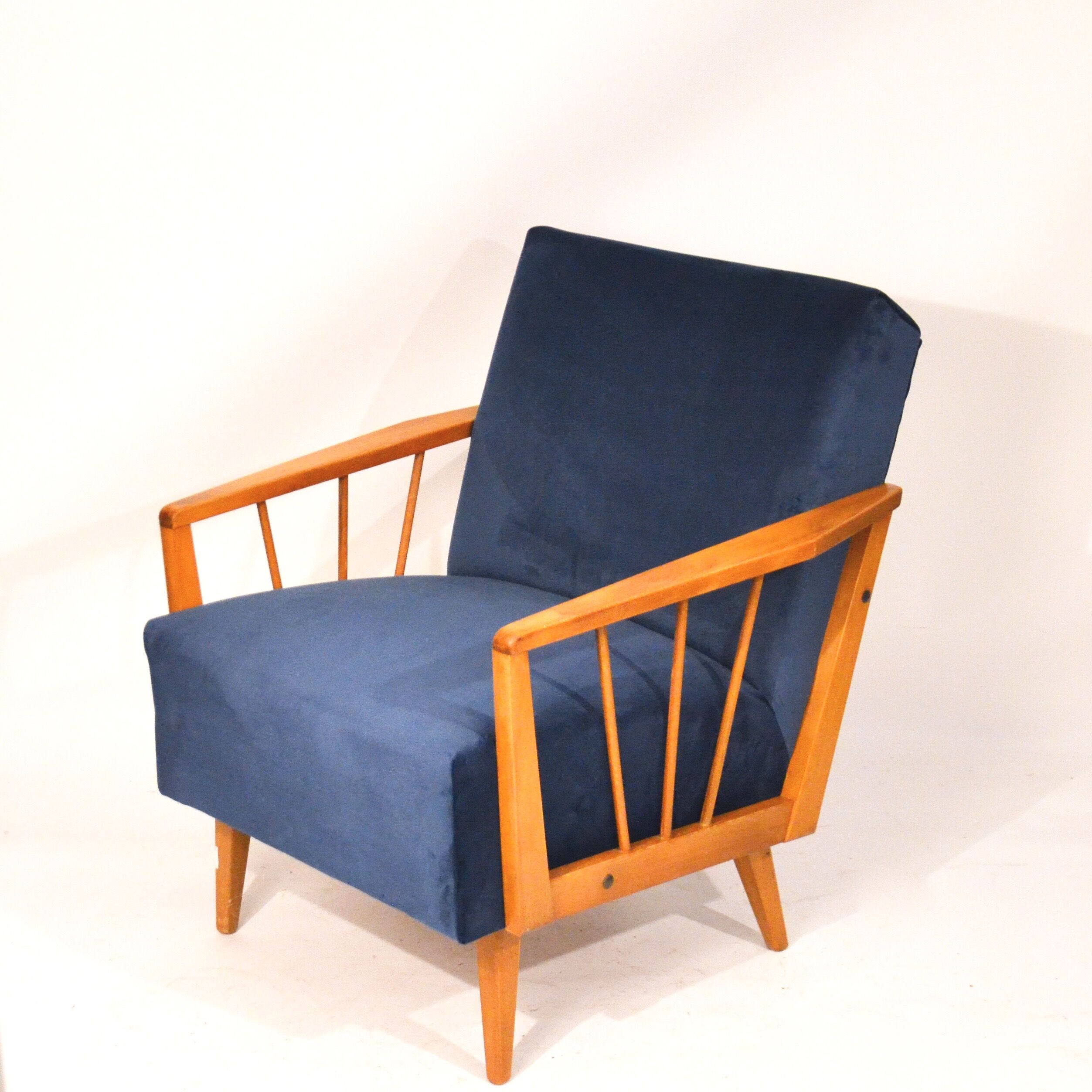 Fauteuil années 60 retapissé velours bleu