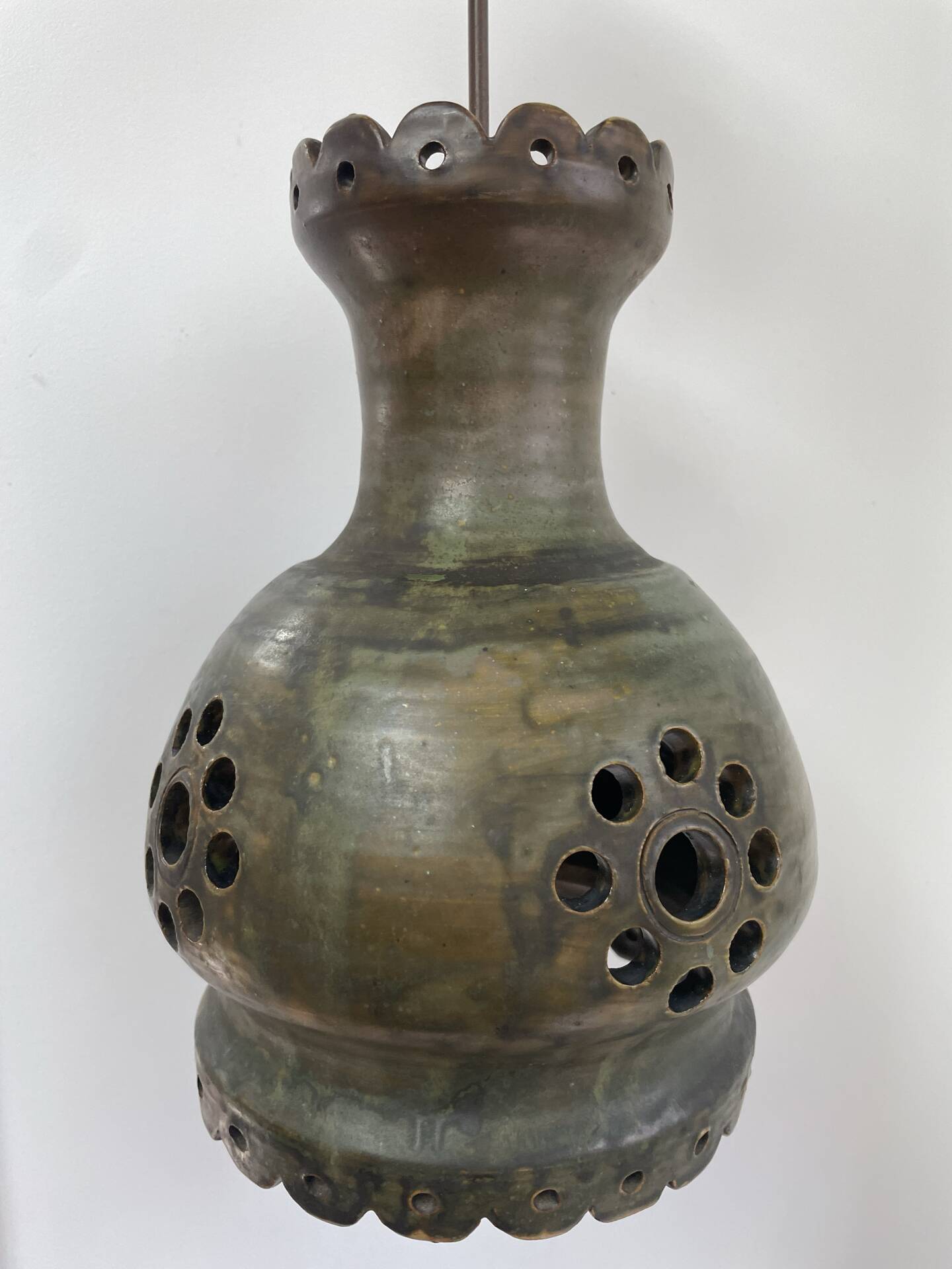 Suspension in glazed stoneware from the 1970s.