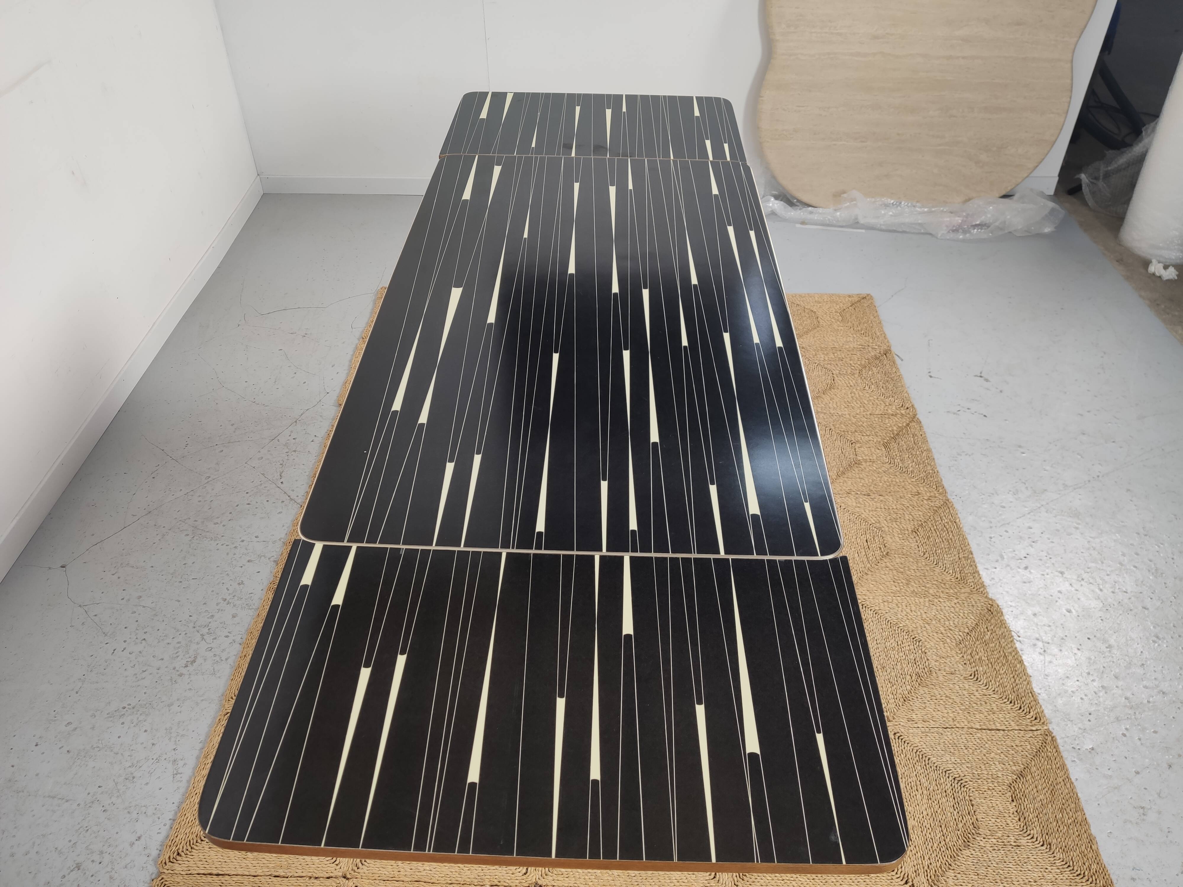 Adjustable vintage table with formica extension cords