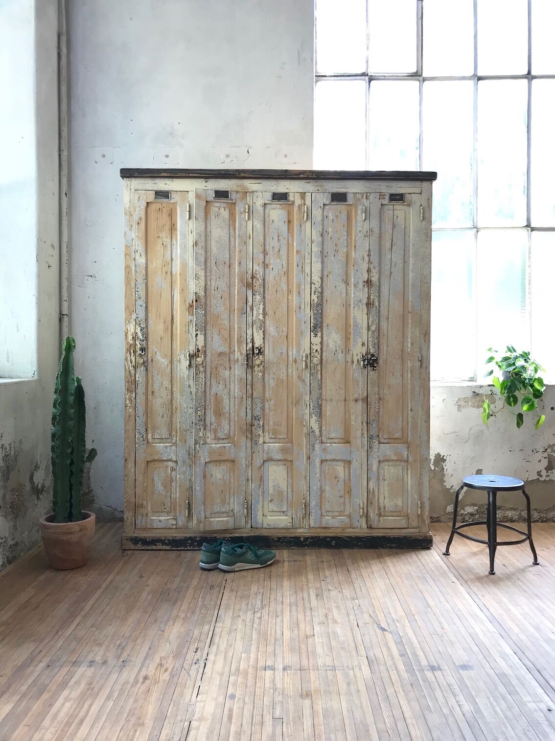 Wooden workshop vestiary