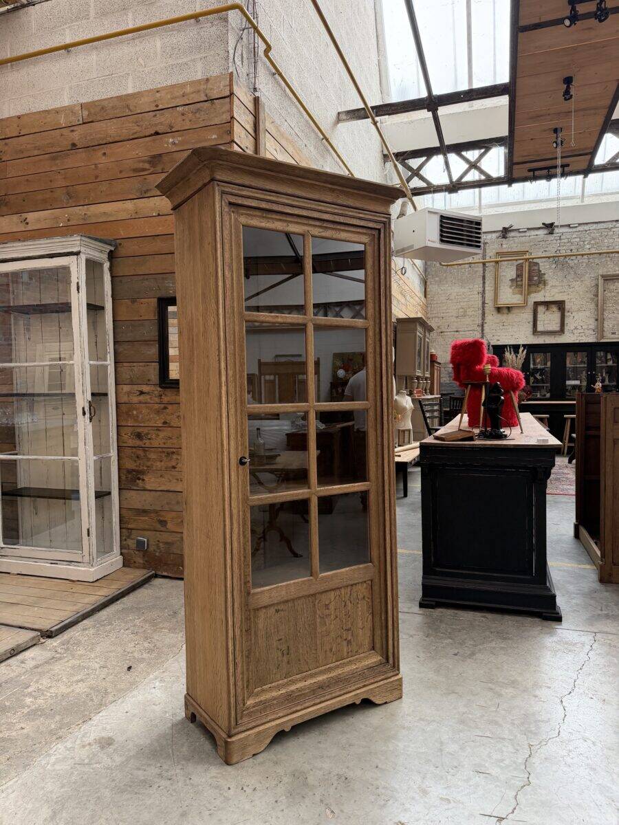 Oak display cabinet from the early 20th century.