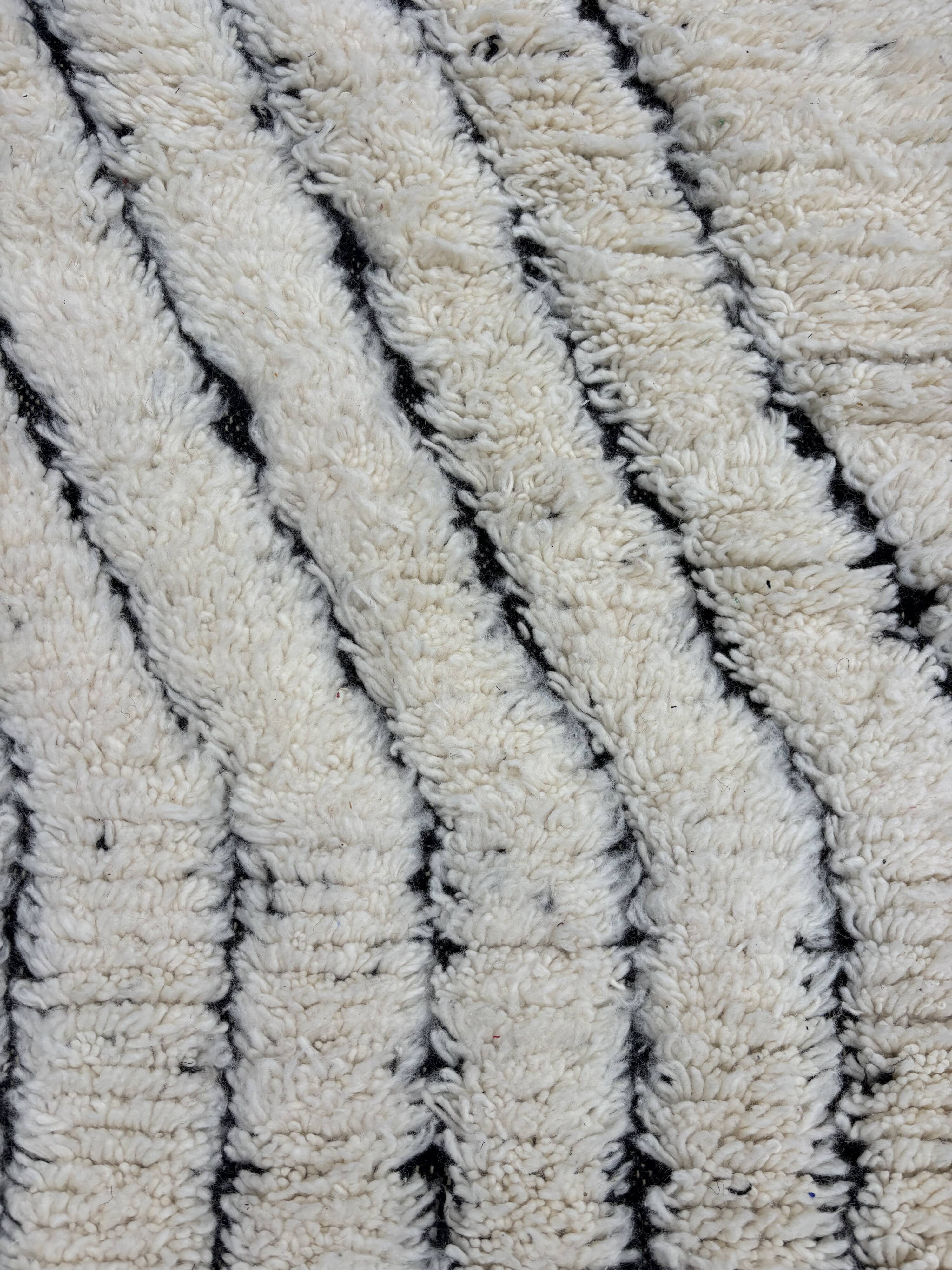 Large Beni Ouarain rug 190 × 300 cm – Graphic Berber rug in wool fa