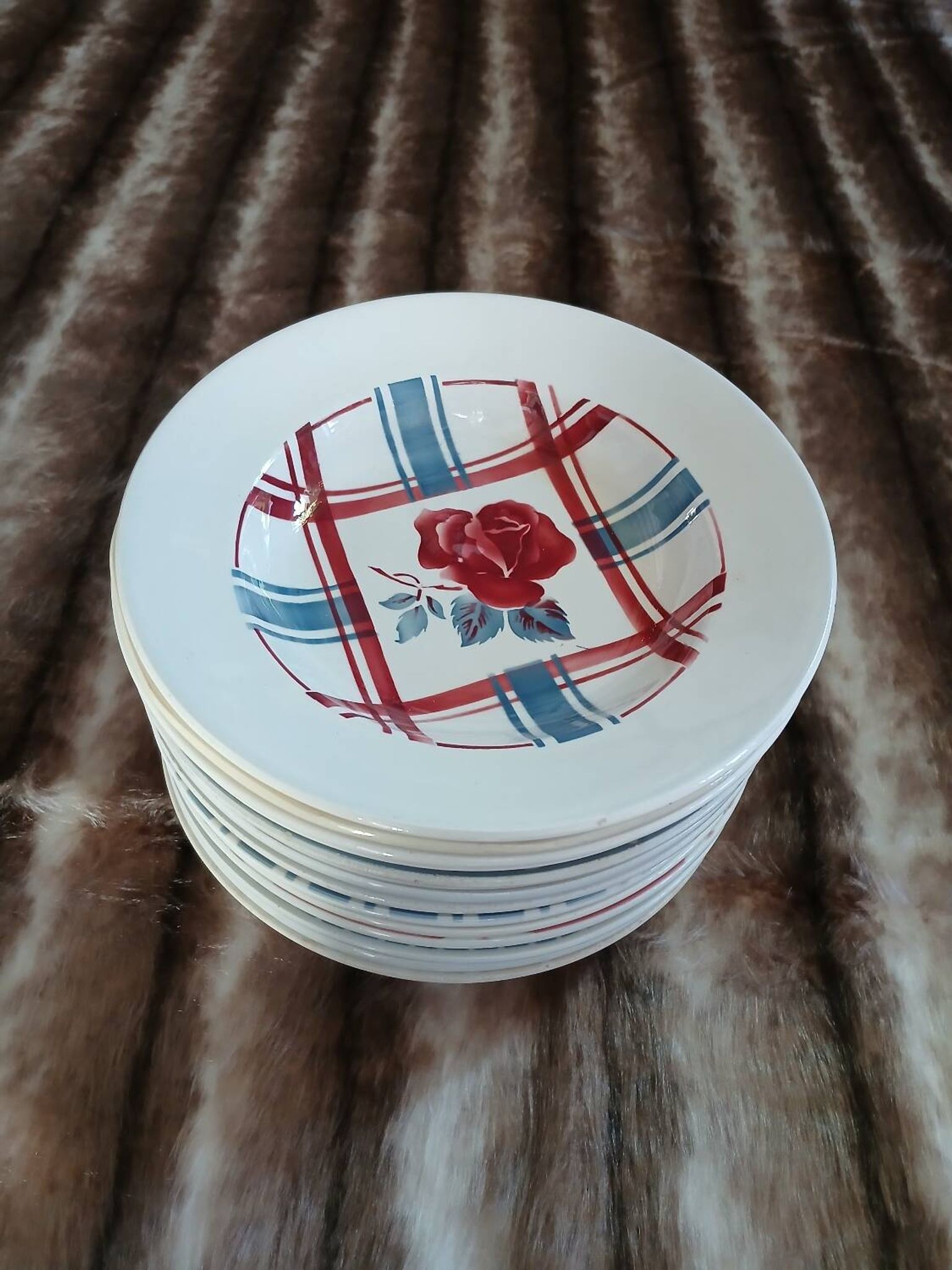 16 assiettes creuses anciennes dépareillées 