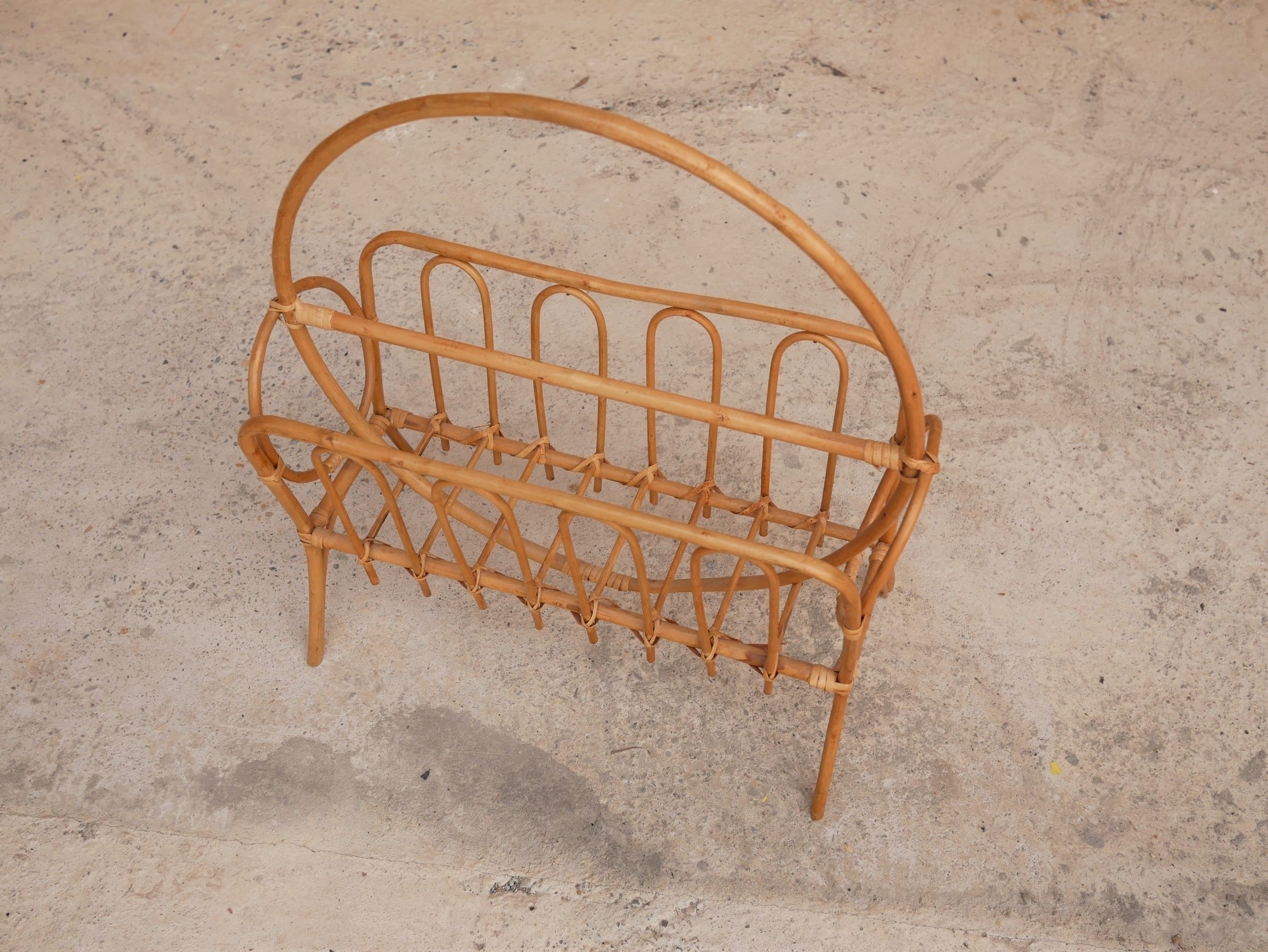 Porte-revues vintage en rotin