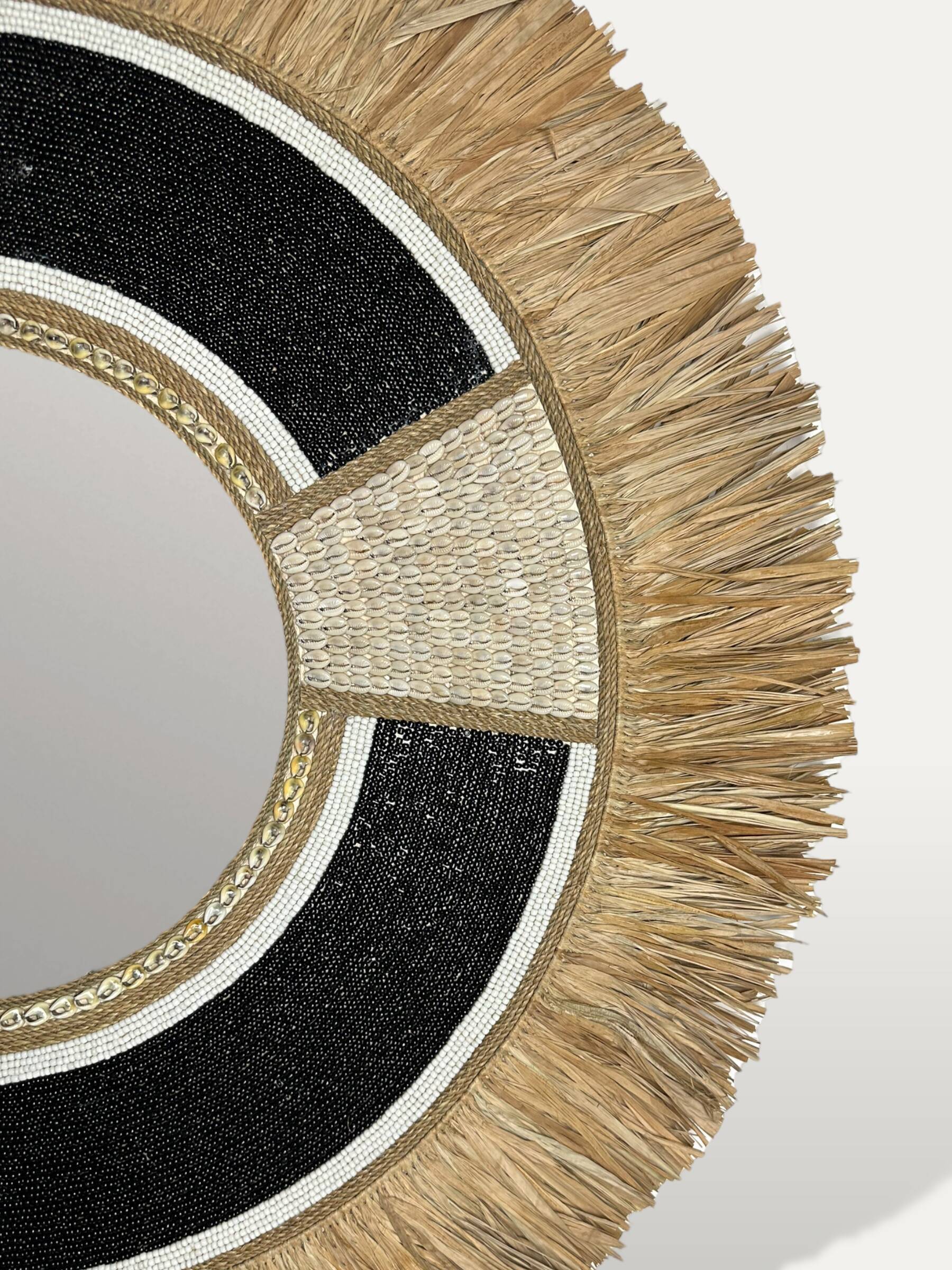 Miroir noir en raphia & plume