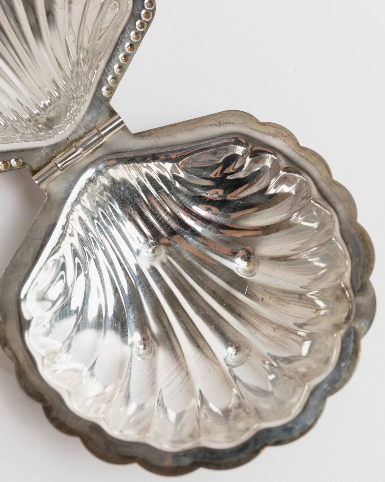Elegant silver-tone Italian vintage 1960s shell-shaped sugar bowl with spoon