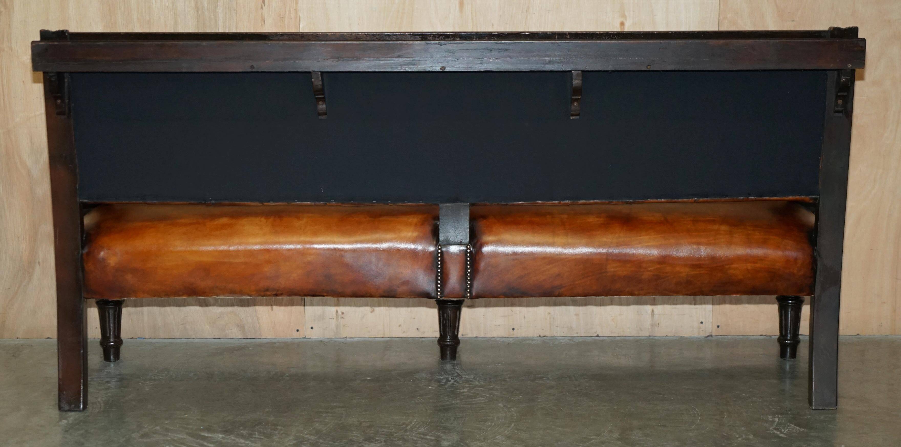 Banc de pub victorien Chesterfield en cuir restauré