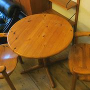 Paire de fauteuils et table en pin patiné Rainer Daumiller attr., années 1960