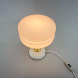 Lampe de table en laiton en verre de lait des années 1970 par Napako