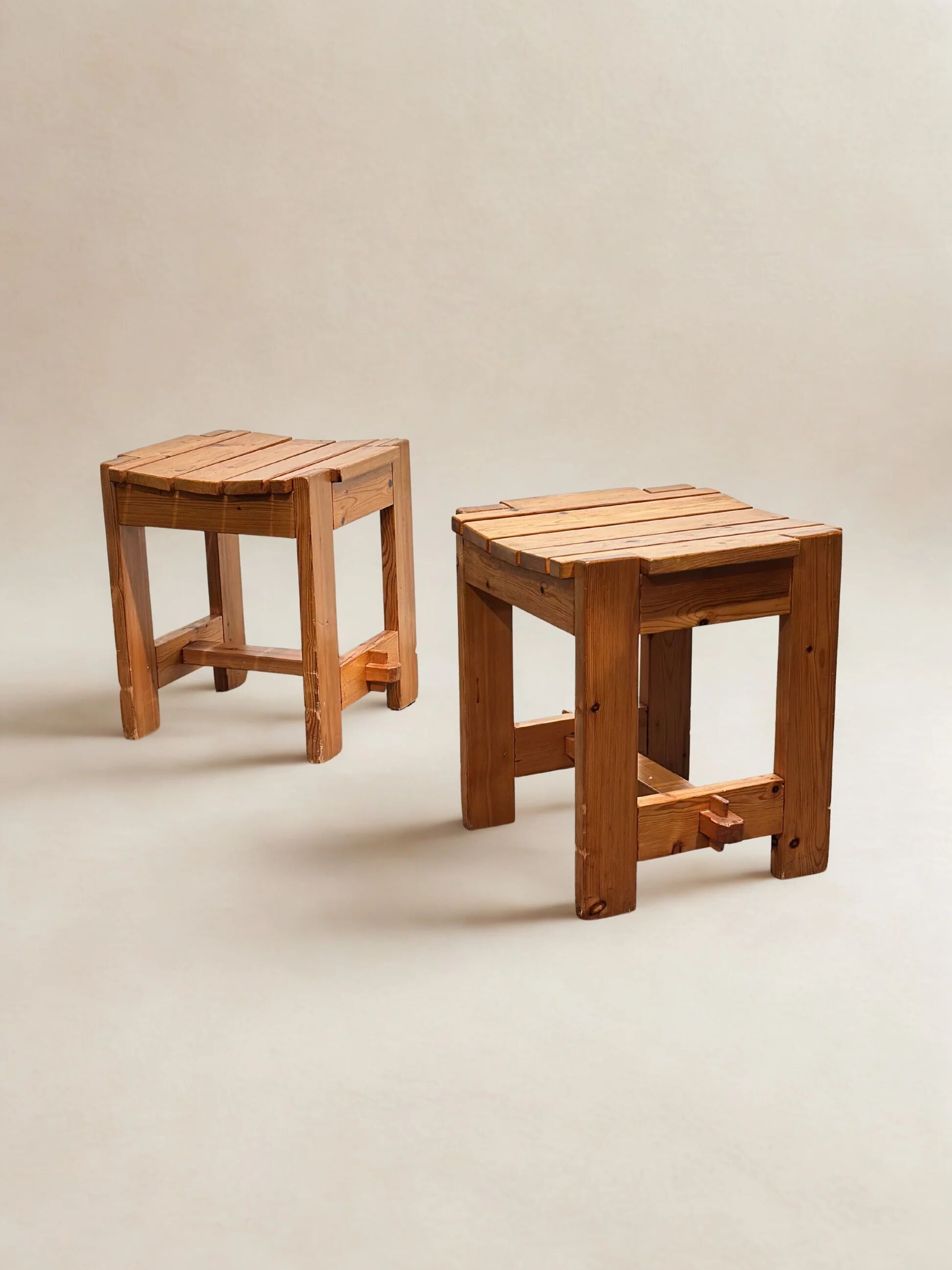 Set brutalist Swedish solid pine stools