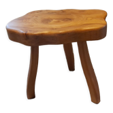 Tabouret tripode brutaliste en orme massif