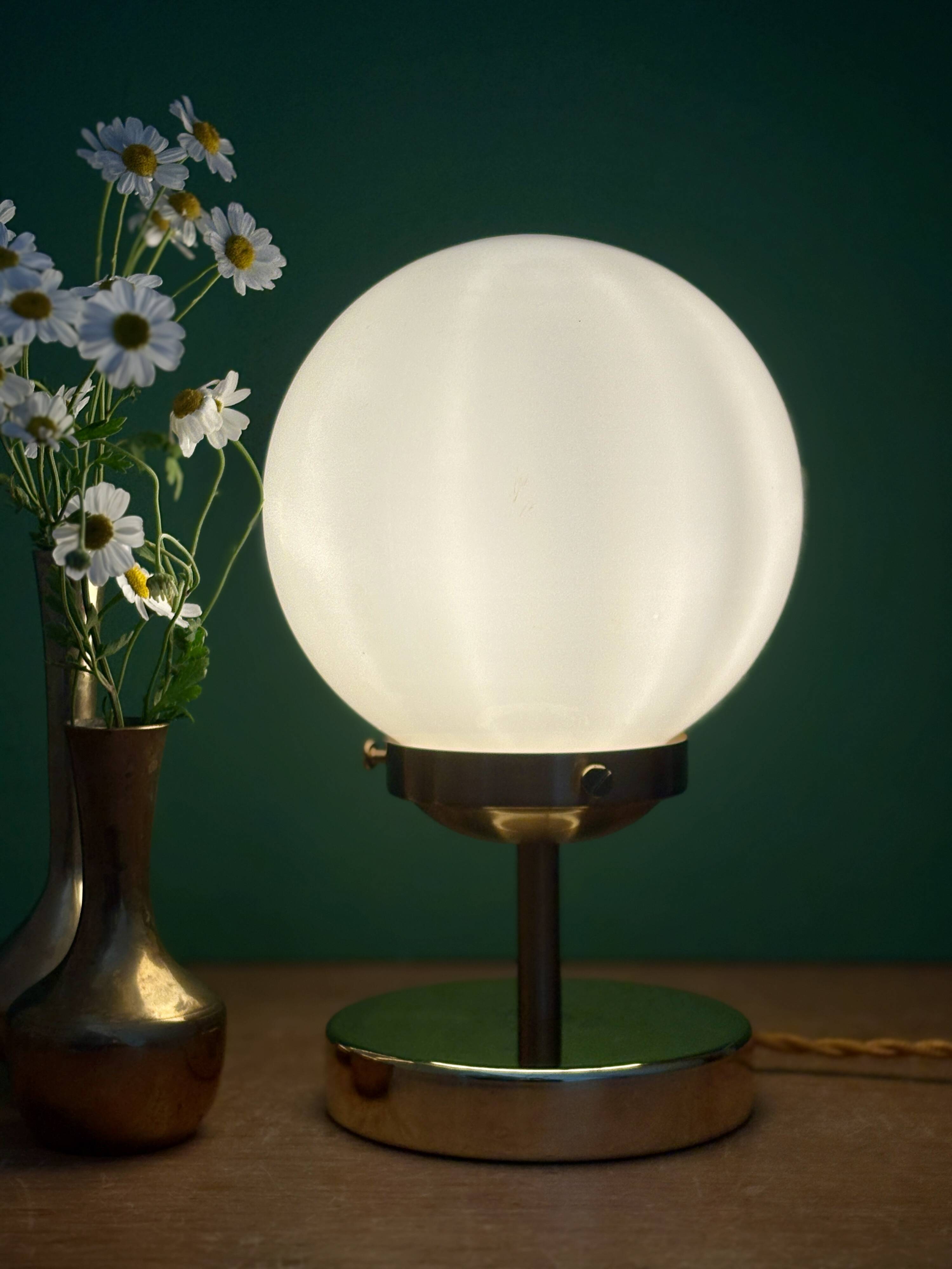 Vintage globe table lamp in white opaline.