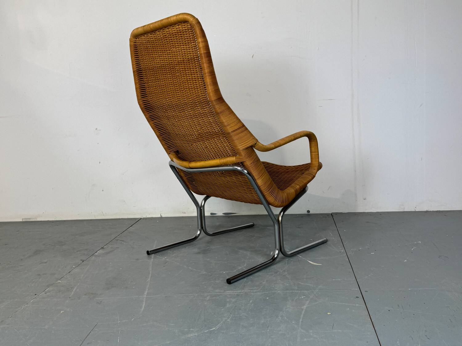 Chaise longue moderniste en acier et rotin du milieu du siècle par Dirk van Sliedregt