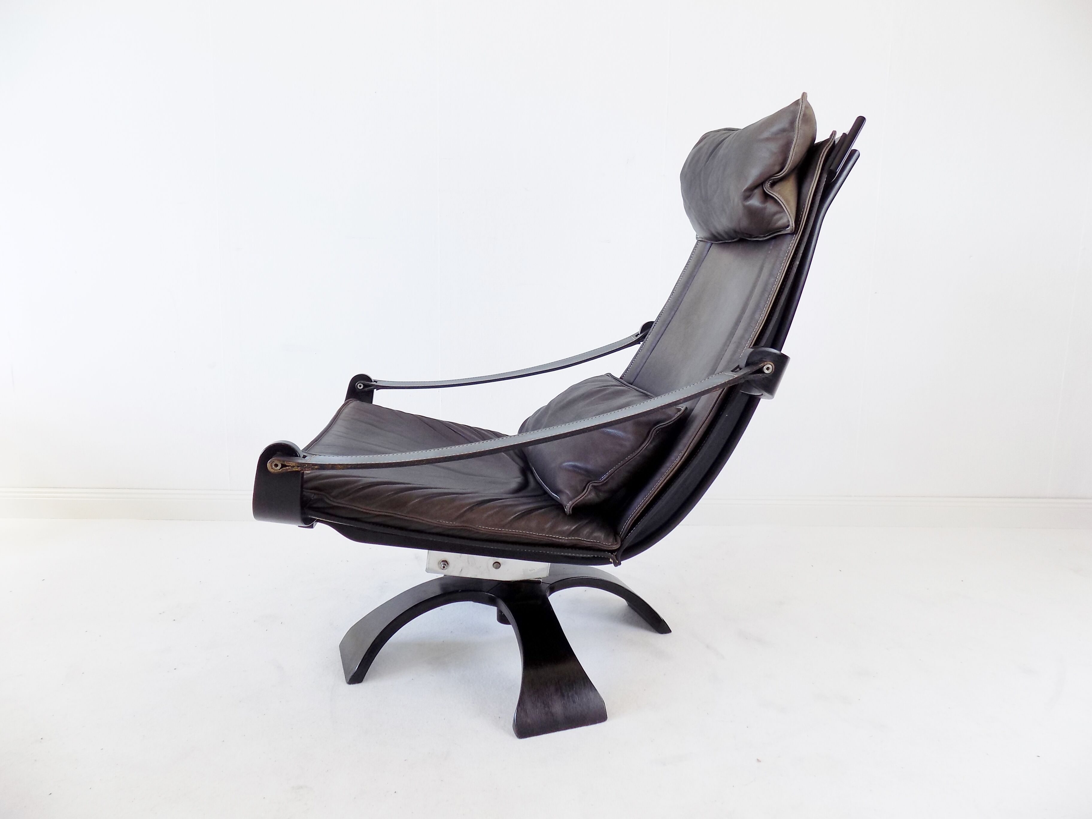 Nelo leather lounge chair by Ake Fribytter