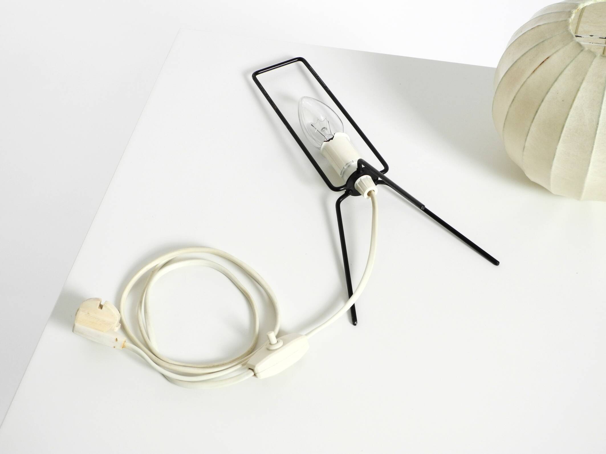 Very rare and beautiful Mid-Century Modern tripod Cocoon table lamp